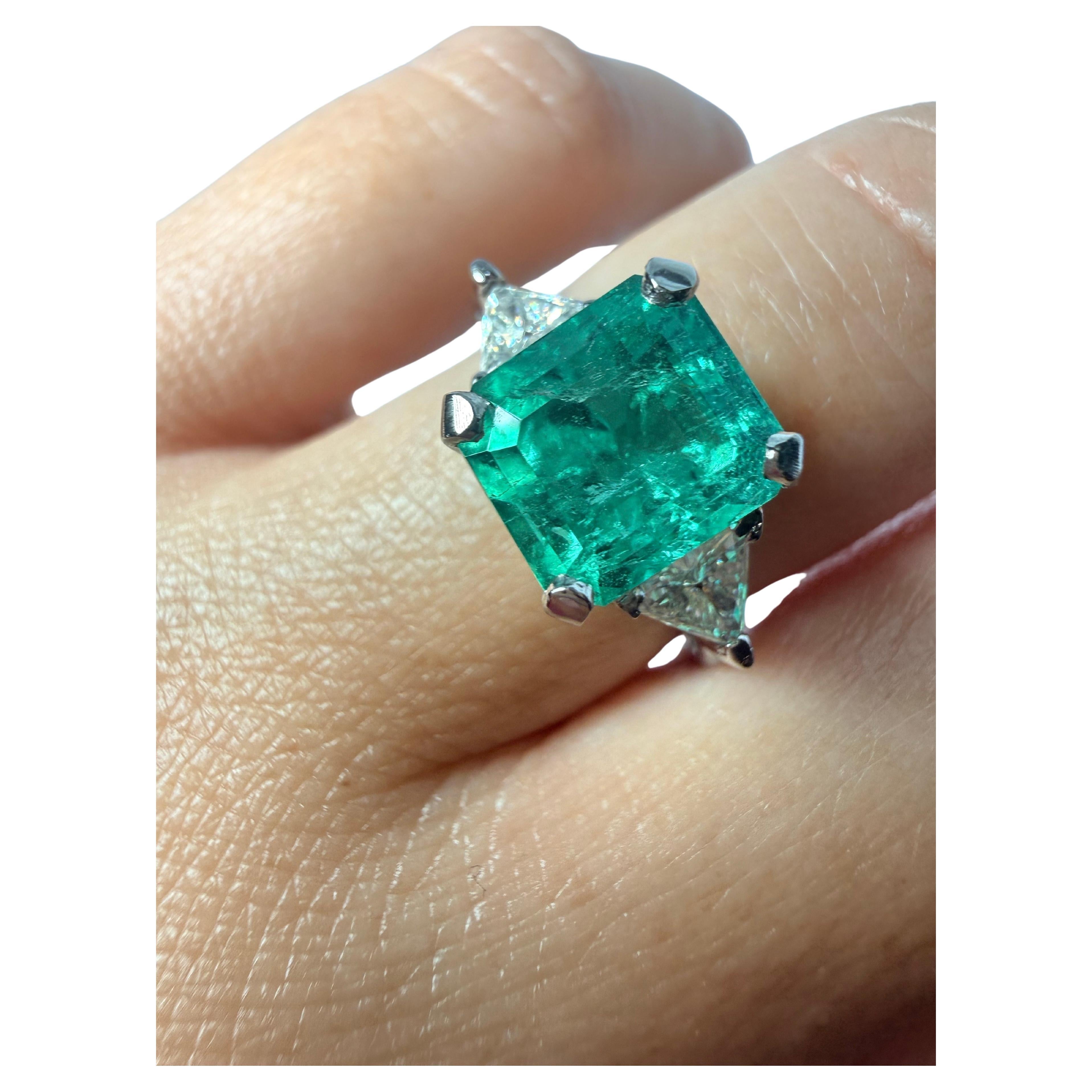 Seltene Farbe 2,10 Karat Smaragd Diamantring Platin im Angebot