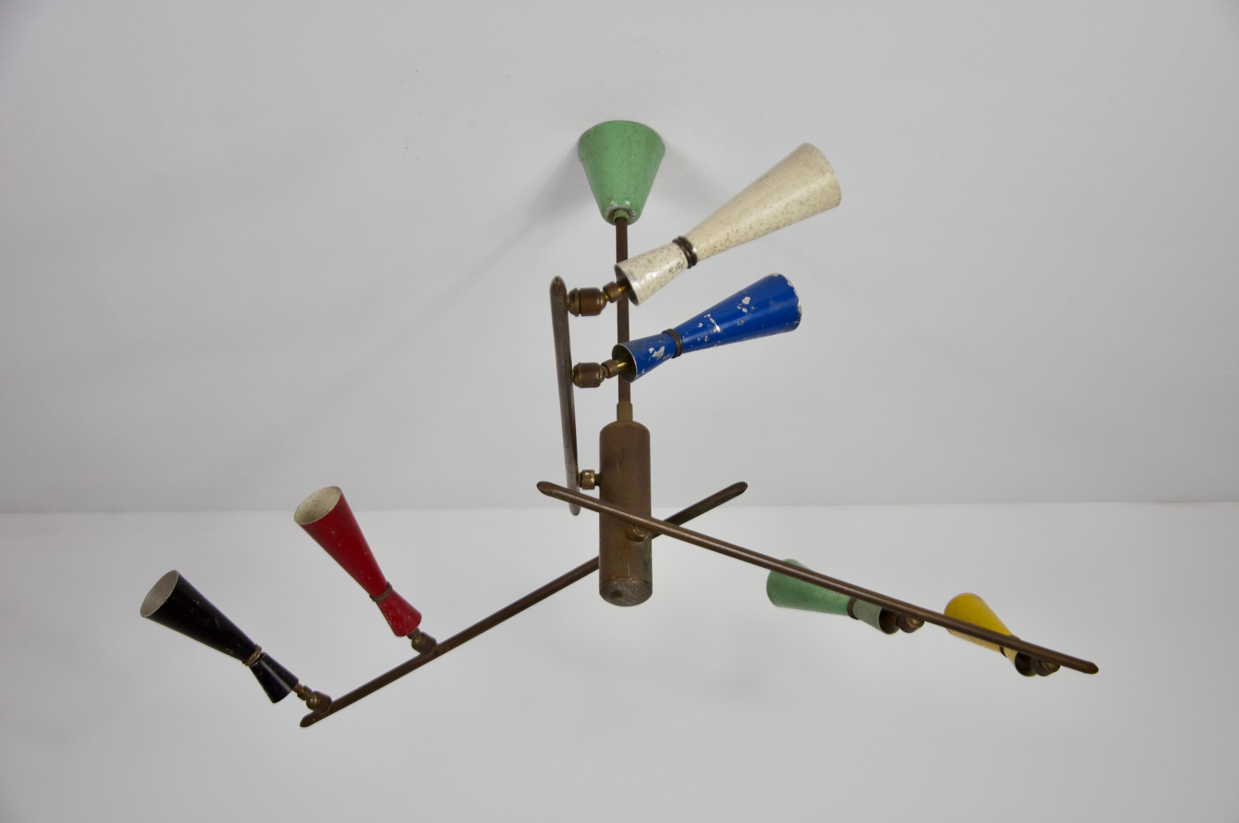 Questo splendido e rarissimo lampadario Sputnik di Stilnovo degli anni '50 è un vero pezzo da collezione. Caratterizzato da un accattivante design multicolore, questo capolavoro della metà del secolo scorso incarna l'estetica giocosa e futuristica
