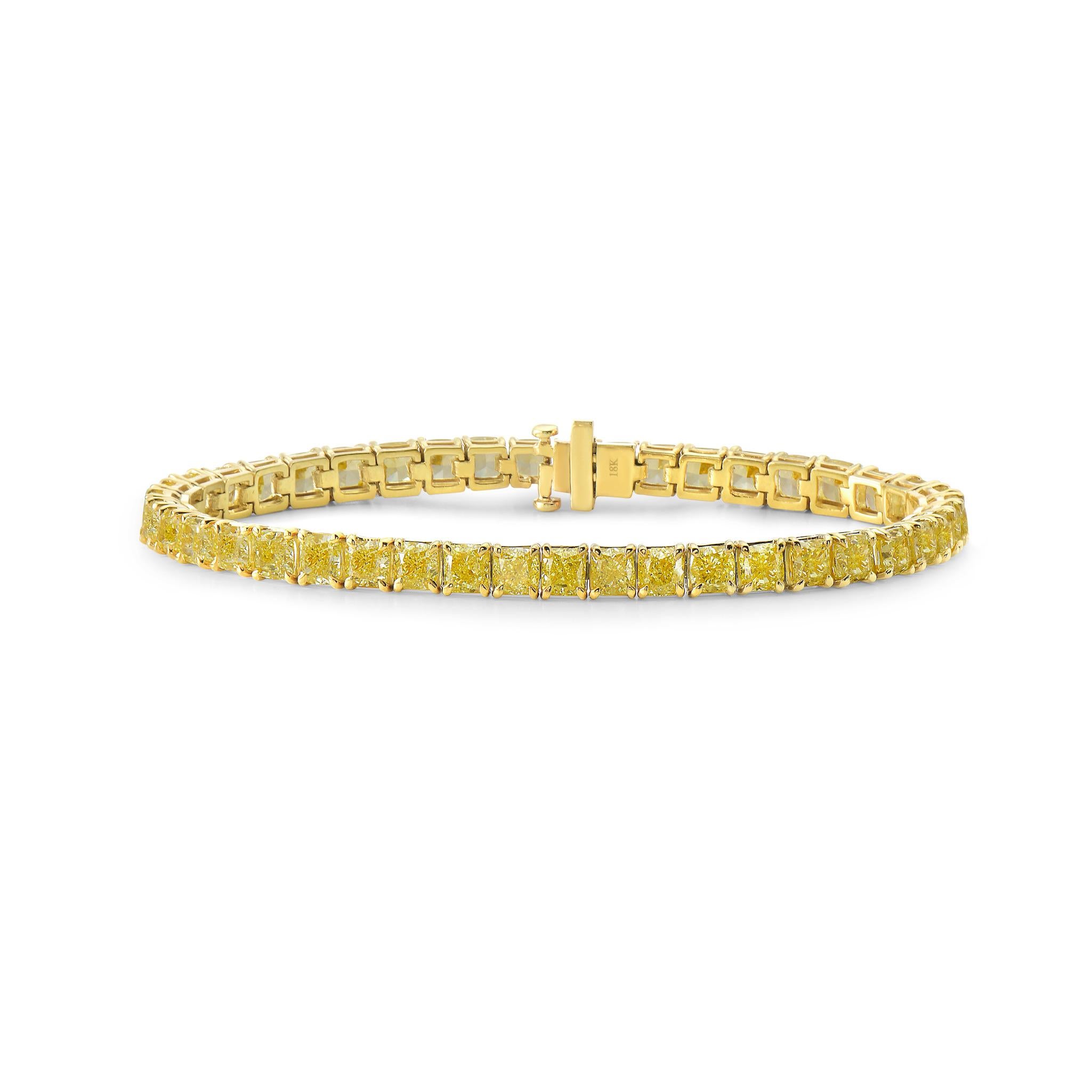 Eleganza con questo bracciale tennis con diamanti gialli mozzafiato, un vero capolavoro di artigianato. Con 45 radiosi diamanti gialli taglio cuscino per un totale di 14,49 carati, ogni pietra brilla con una brillantezza eccezionale e una purezza