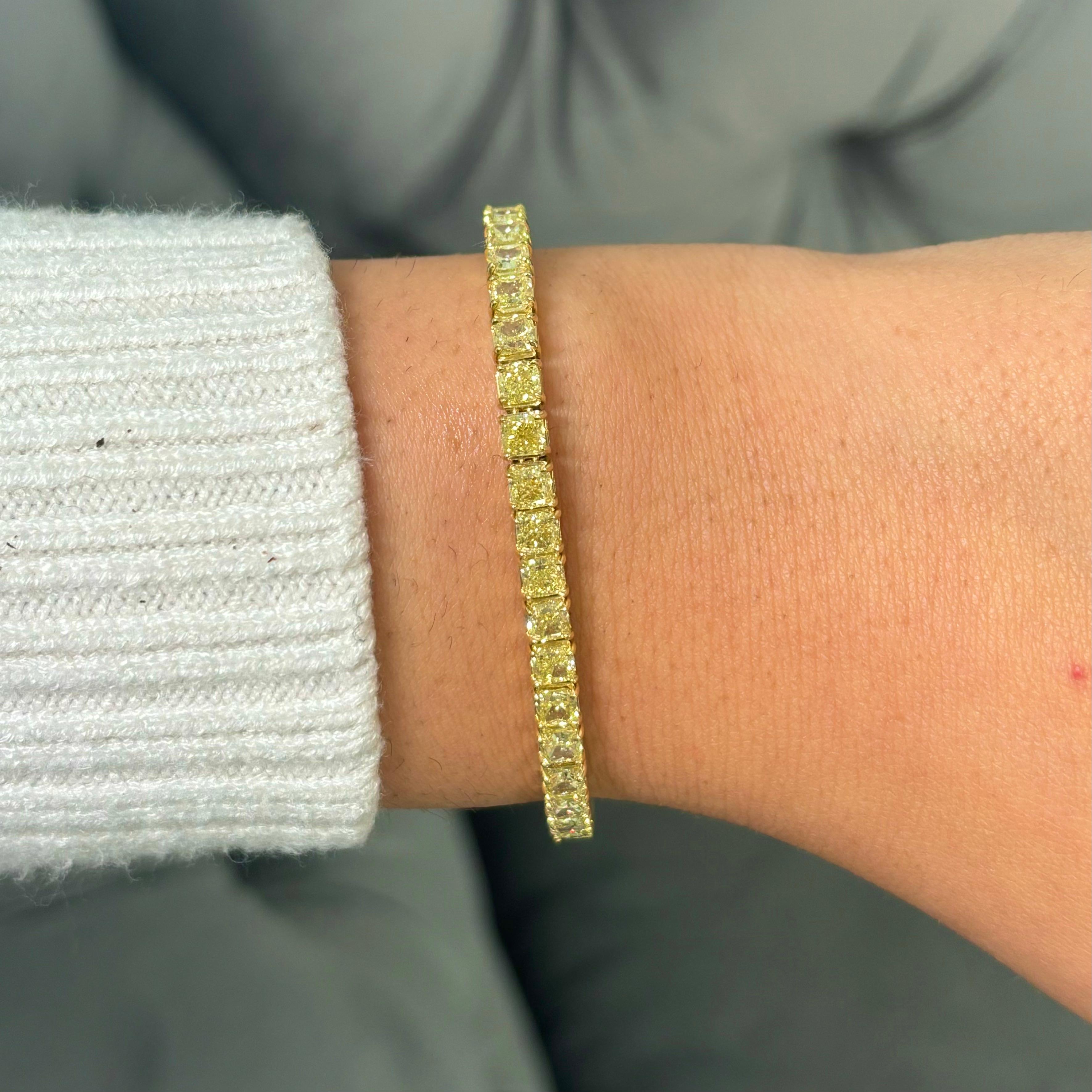 Colori rari 14.5 ct Bracciale da tennis con diamanti a cuscino giallo intenso di lusso In condizioni Nuovo a New York, NY
