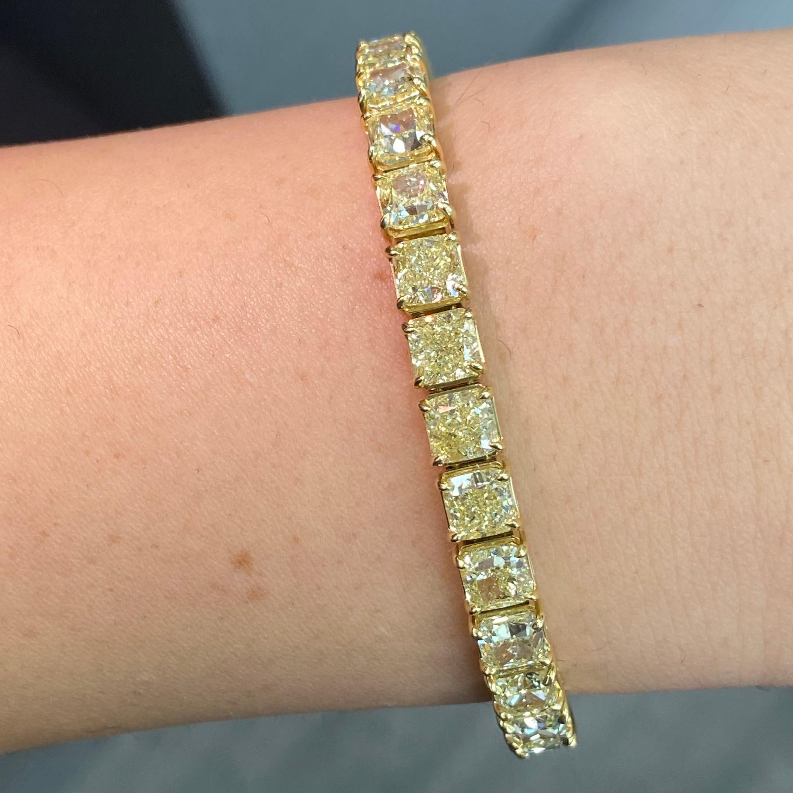 Seltene Farben 24 Karat Ausgefallenes Tennisarmband mit gelben Fancy-Diamanten (Kissenschliff) im Angebot