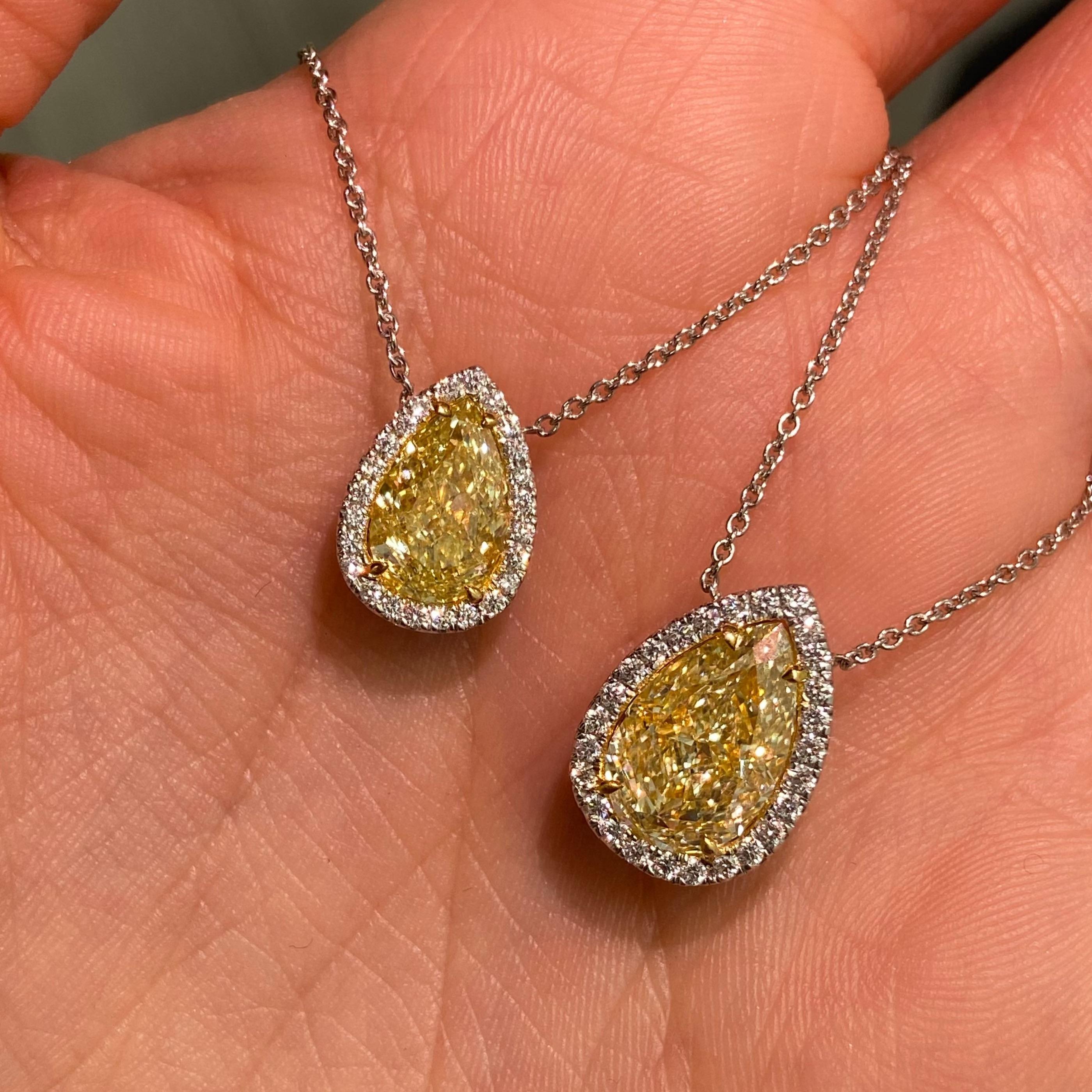 Dieser atemberaubende Anhänger mit einem 2,05-karätigen gelben, birnenförmigen Diamanten als Herzstück verleiht Ihrem Stil eine besondere Note. Dieser exquisite Mittelstein hat eine Reinheit von SI1 und einen außergewöhnlichen Schliff, der aus jedem