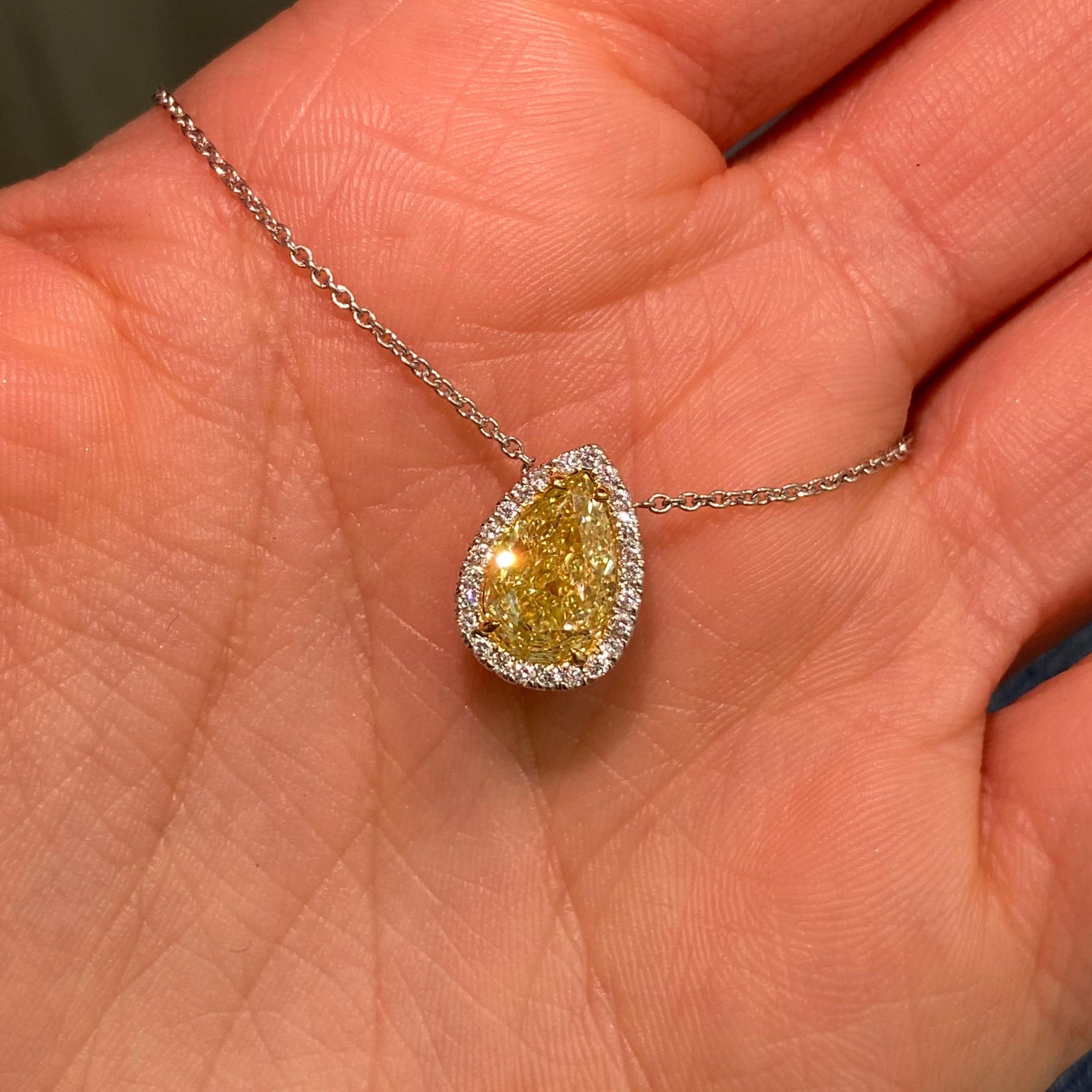 Seltene Farben 2ct Gelb Birne Form mit weißen Halo Diamant Anhänger Halskette (Tropfenschliff)