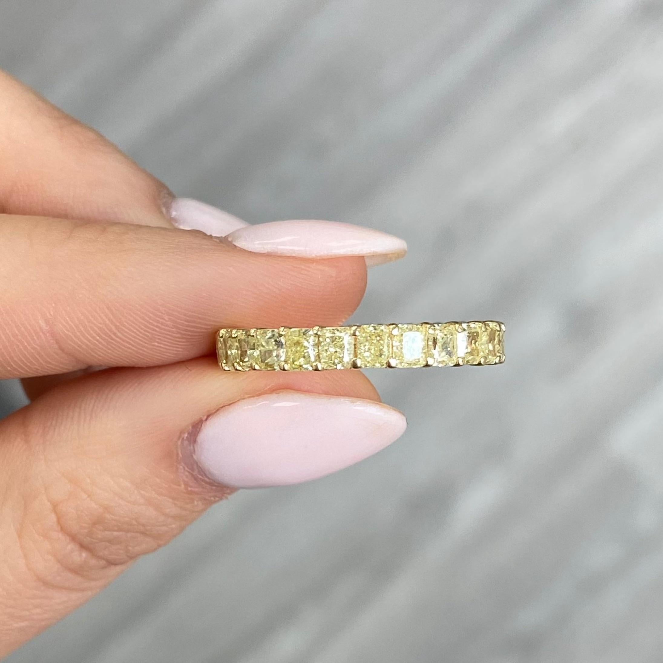 Seltener Colors 4,2 Karat Ausgefallener gelber strahlender Diamant-Eternity-Ring (Radiantschliff) im Angebot