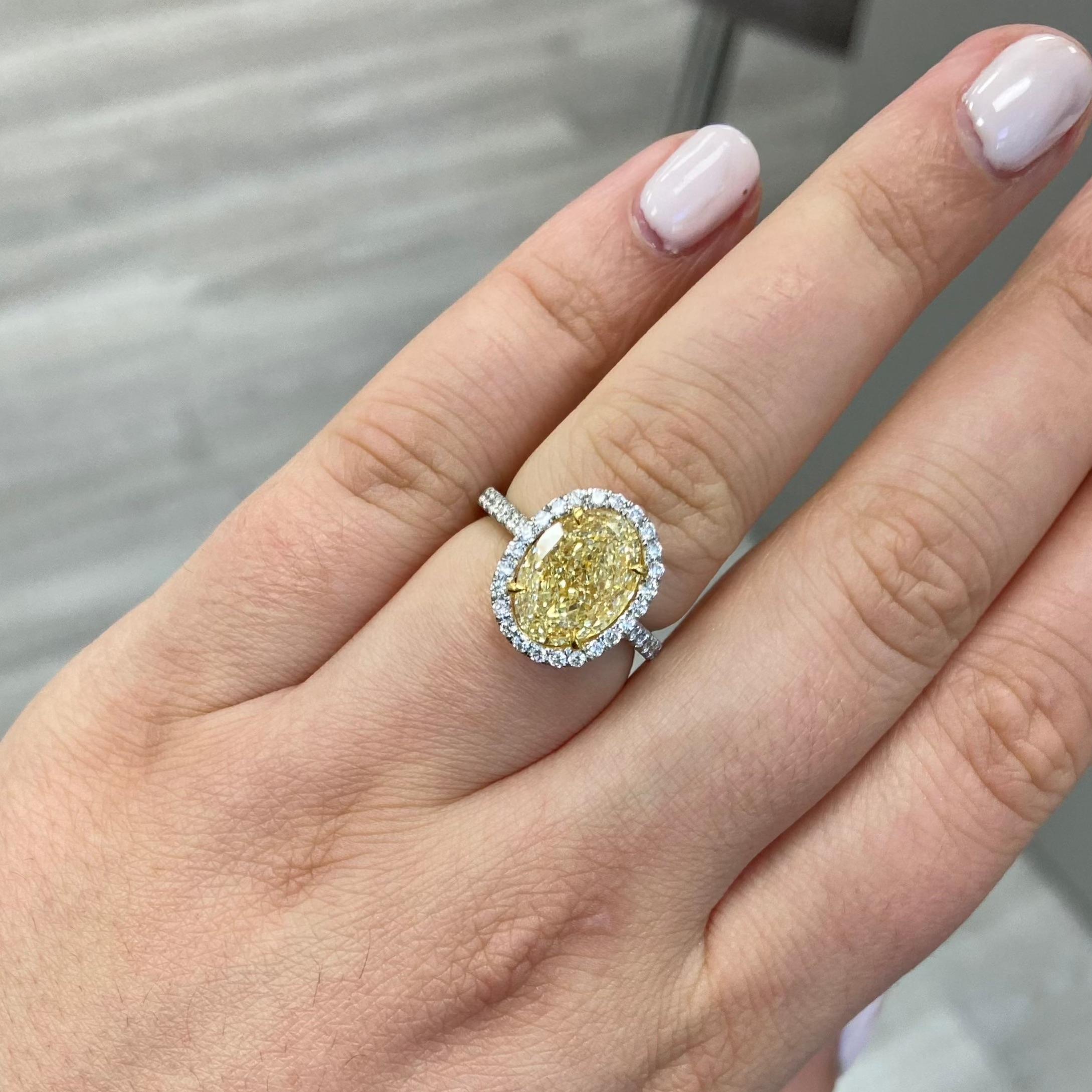 Colores Raros - 5 Quilates Light  Anillo Ovalado Diamante Amarillo Corte oval en venta