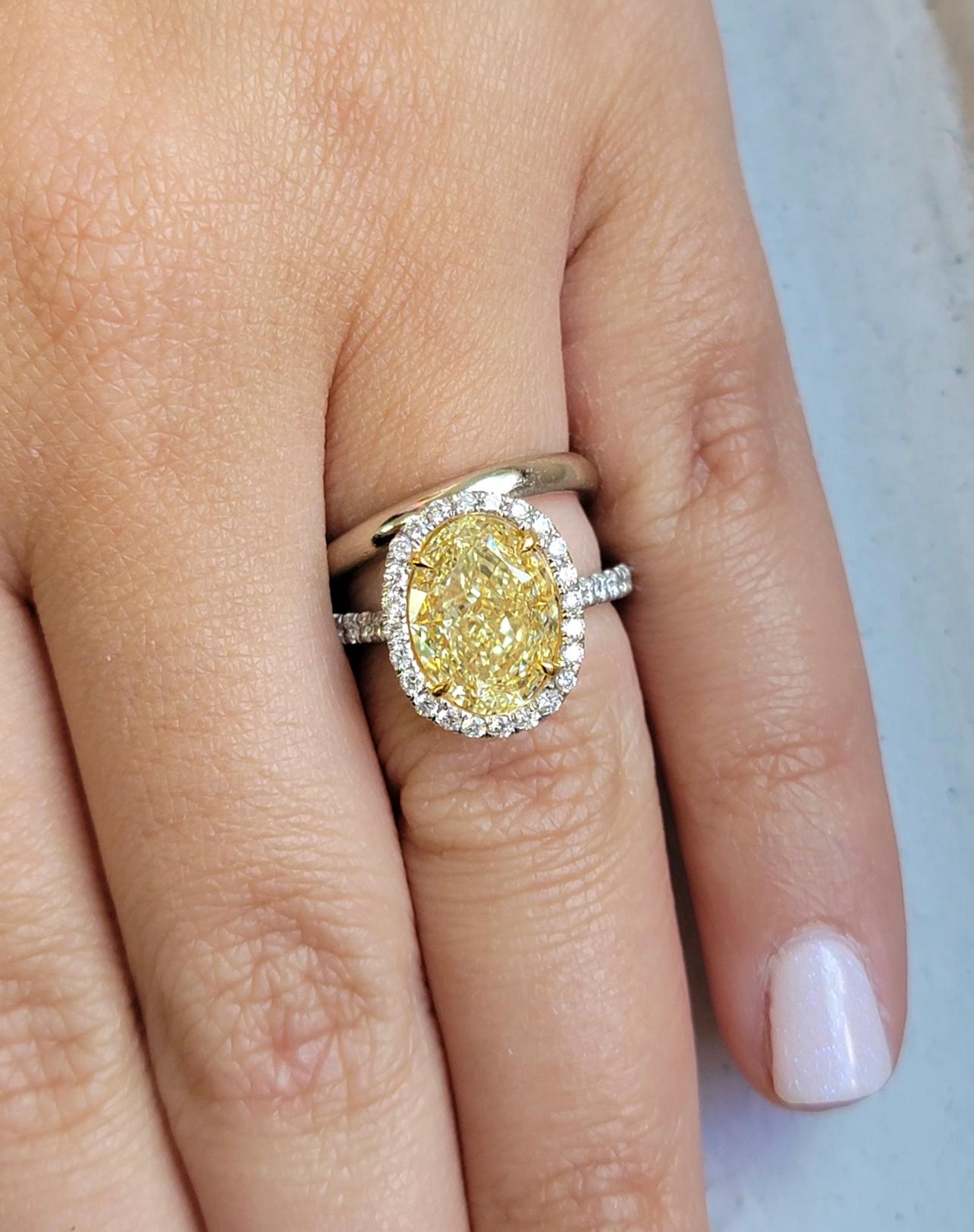Colores Raros - 5 Quilates Light  Anillo Ovalado Diamante Amarillo en venta 1