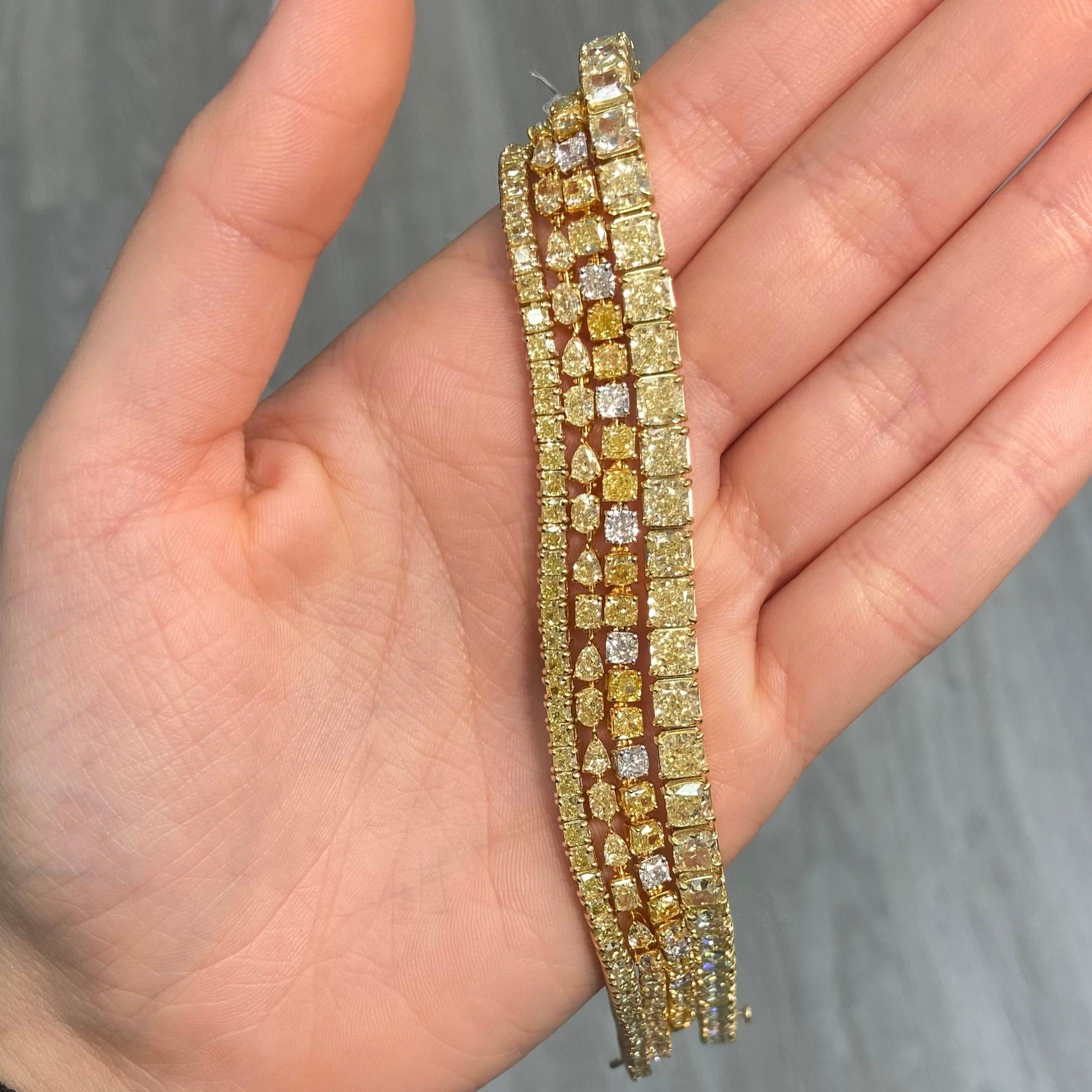7,00 Quilate Total
Diamantes Amarillo Intenso Fantasía
Diamantes talla cojín
Claridad VS  
64 Diamantes incluidos en esta pieza 
Hecho a mano en NYC 
Engastado en oro amarillo de 18 quilates

En Rare Colors, puedes experimentar en persona la