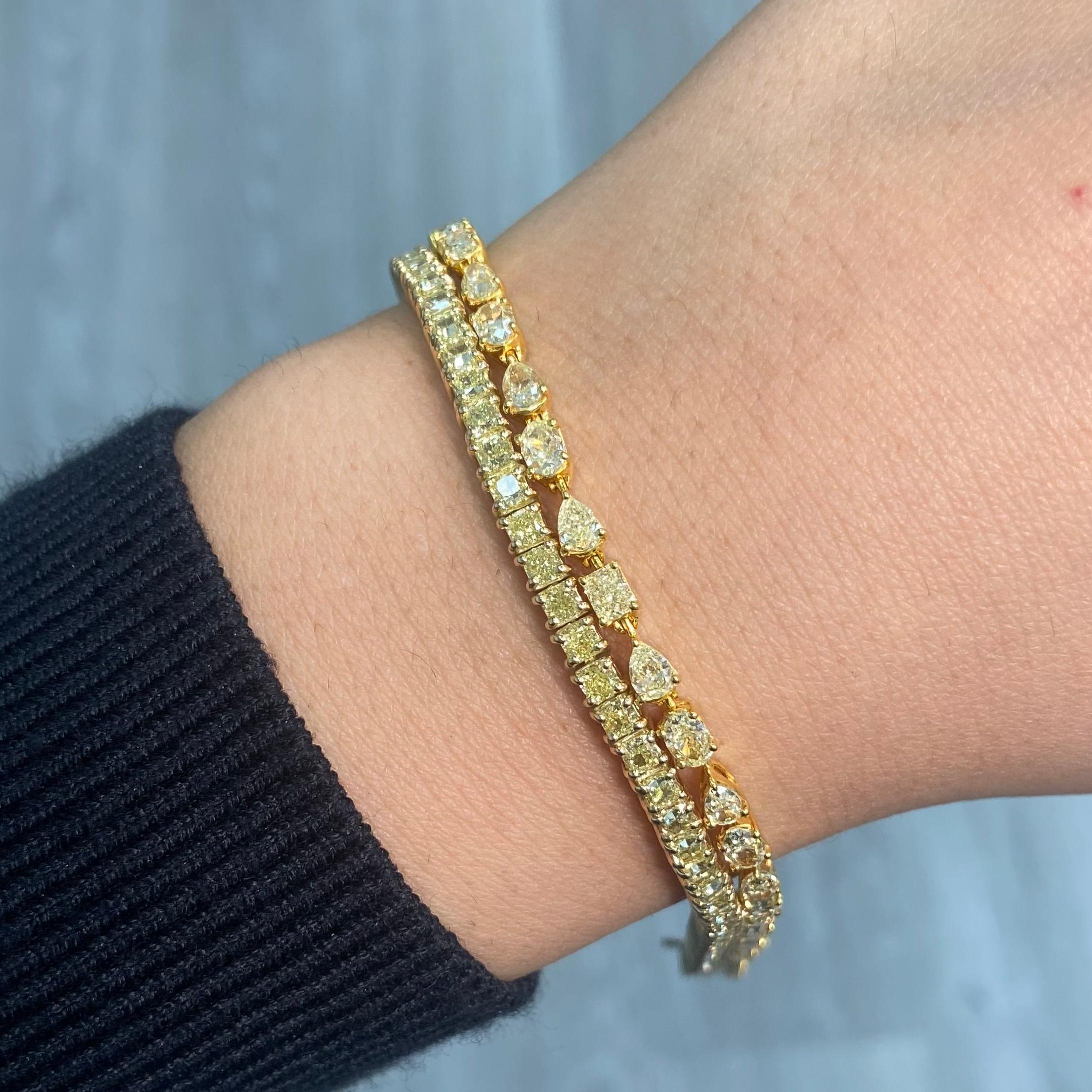 Colores Raros - Pulsera de Tenis de Diamantes Amarillo Intenso de 7 Quilates Corte cojín en venta