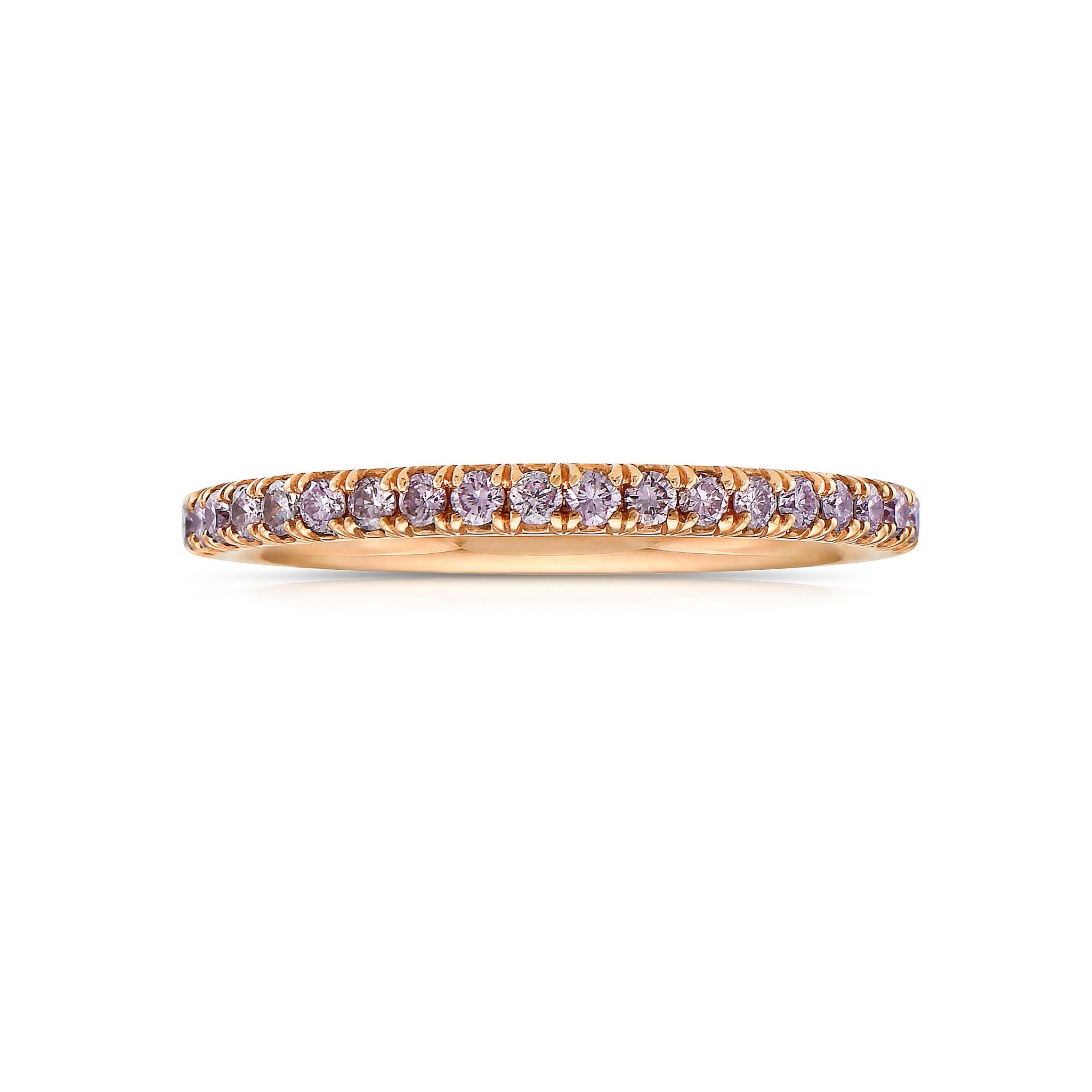 Questa splendida fascia per l'eternità impilabile è il regalo perfetto per una persona speciale o un'aggiunta significativa alla tua collezione di gioielli. Con 0,44 carati di diamanti rotondi rosa con purezza VS-SI, questo pezzo irradia eleganza e