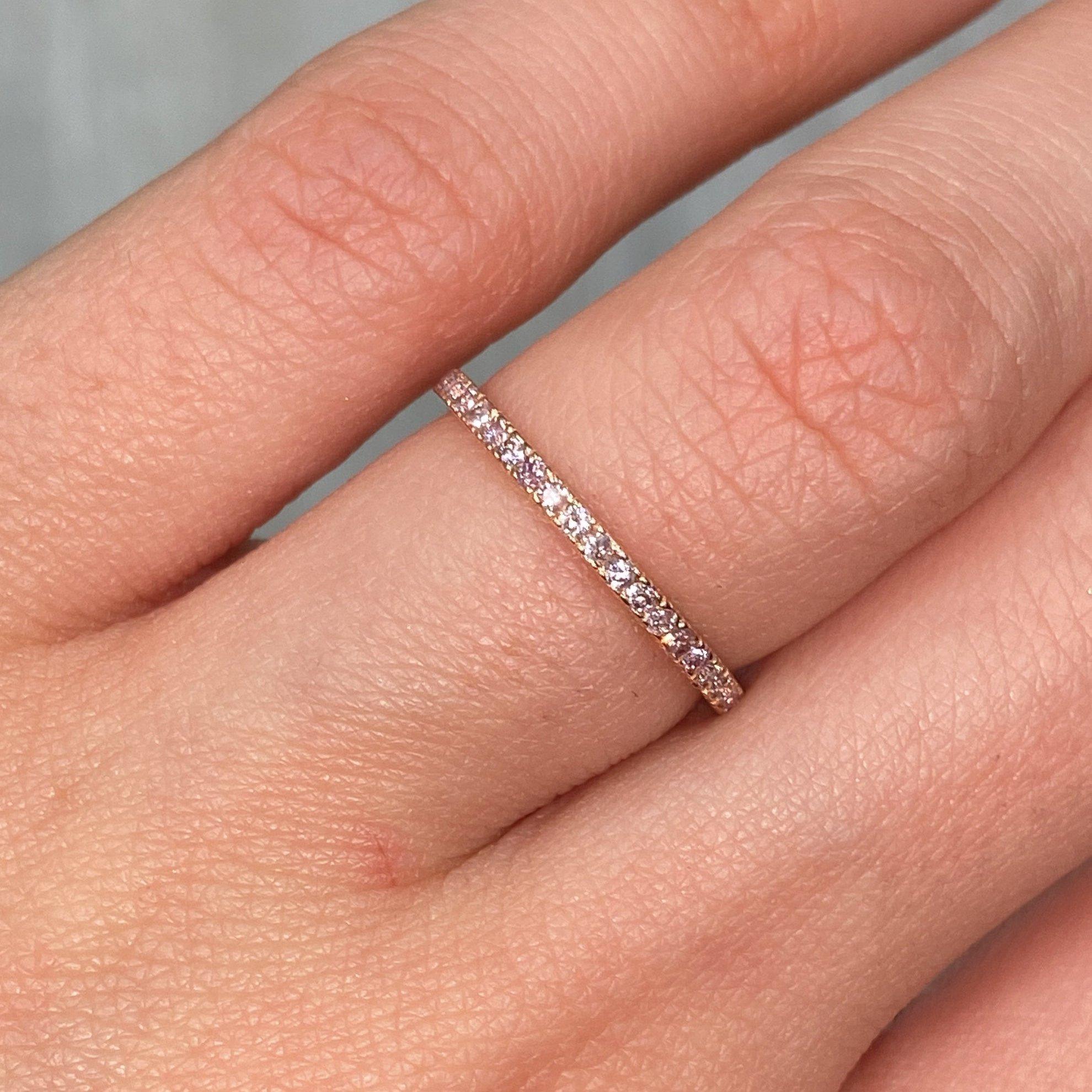 Taglio rotondo Fancy Pink Diamond, fascia impilabile per l'eternità in vendita