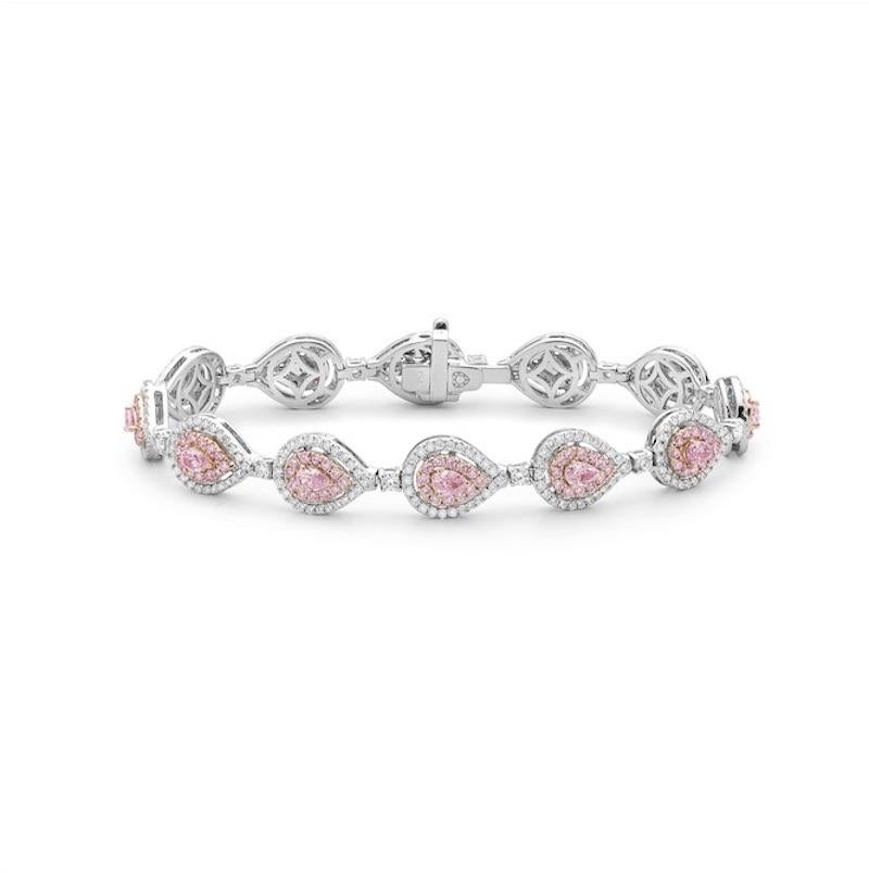 Pulsera única y muy dulce en forma de pera, perfecta para llevar a diario o en eventos especiales. 
Fabricado en oro blanco de 18 quilates. 4 quilates de peso total de diamantes . 
7inch 
Artesanía excepcional

En Rare Colors, puedes experimentar en