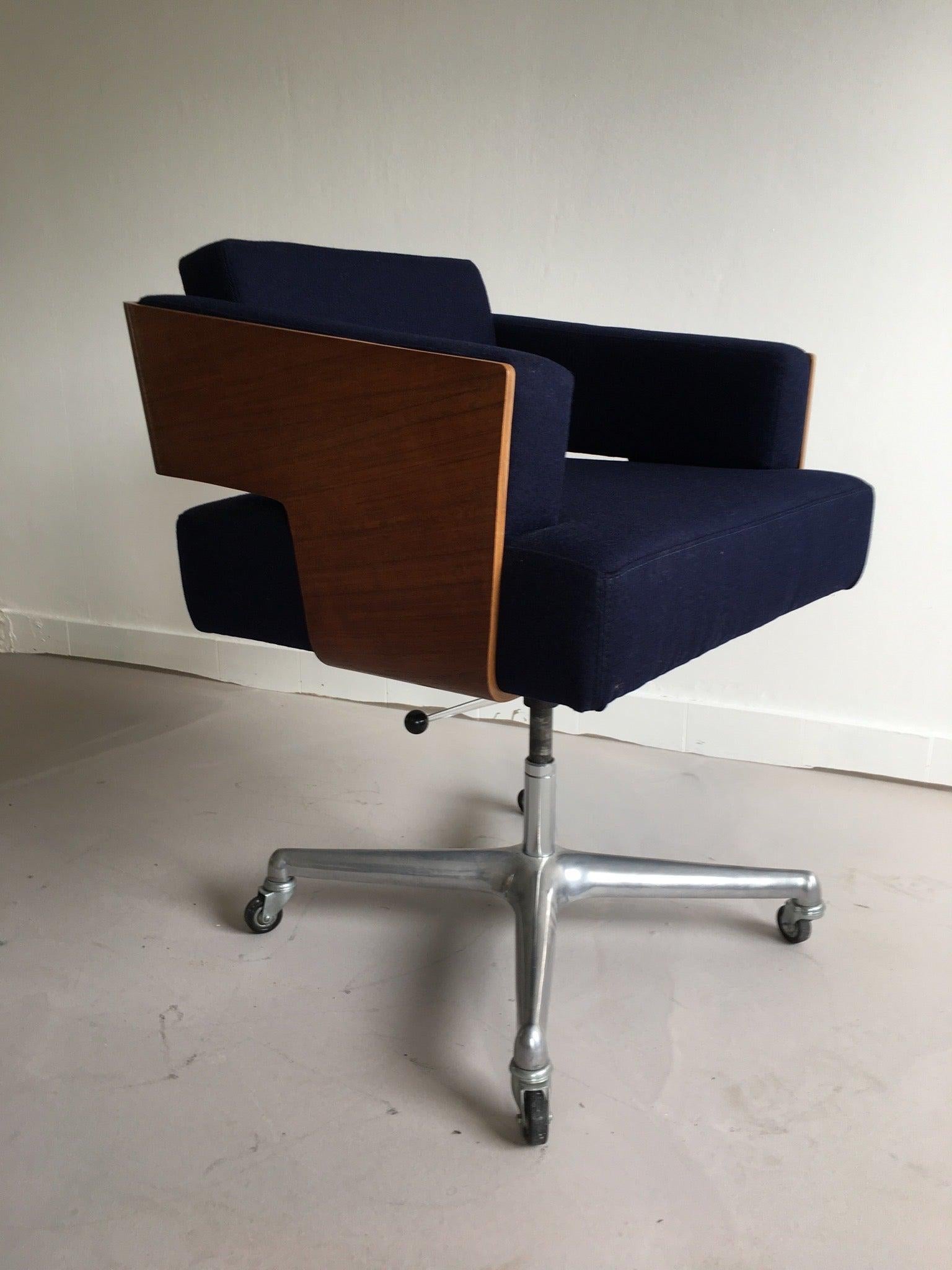 Rare 'Comfort' Office Chair Designed Antoine Philippon and Jacqueline Lecoq In Excellent Condition In Perpignan, FR