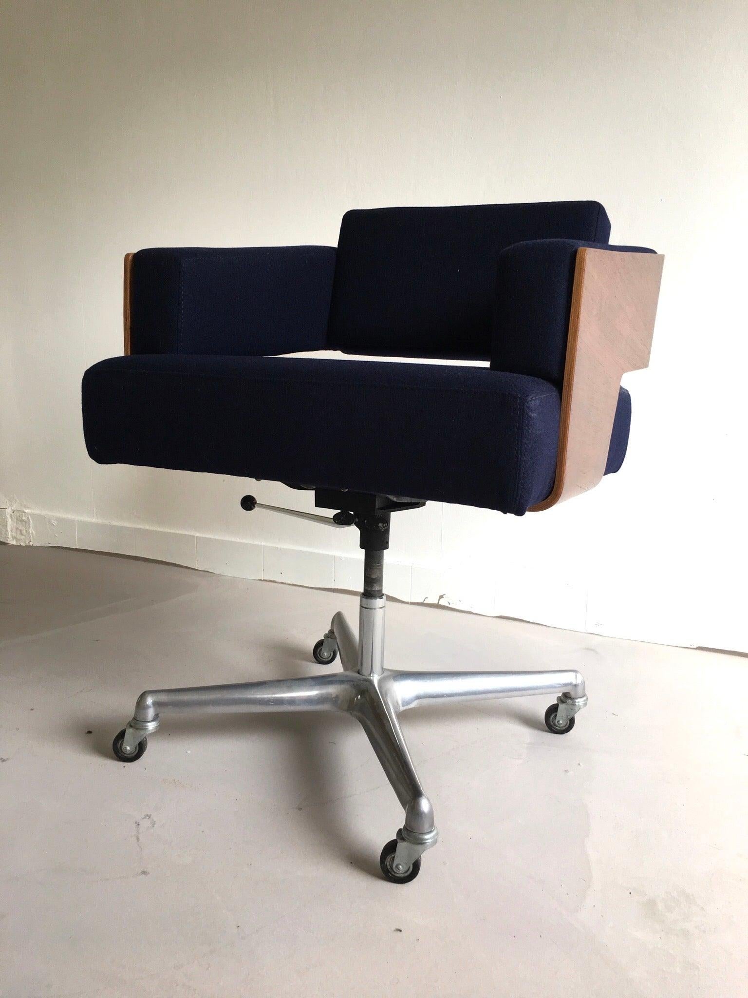 Aluminum Rare 'Comfort' Office Chair Designed Antoine Philippon and Jacqueline Lecoq