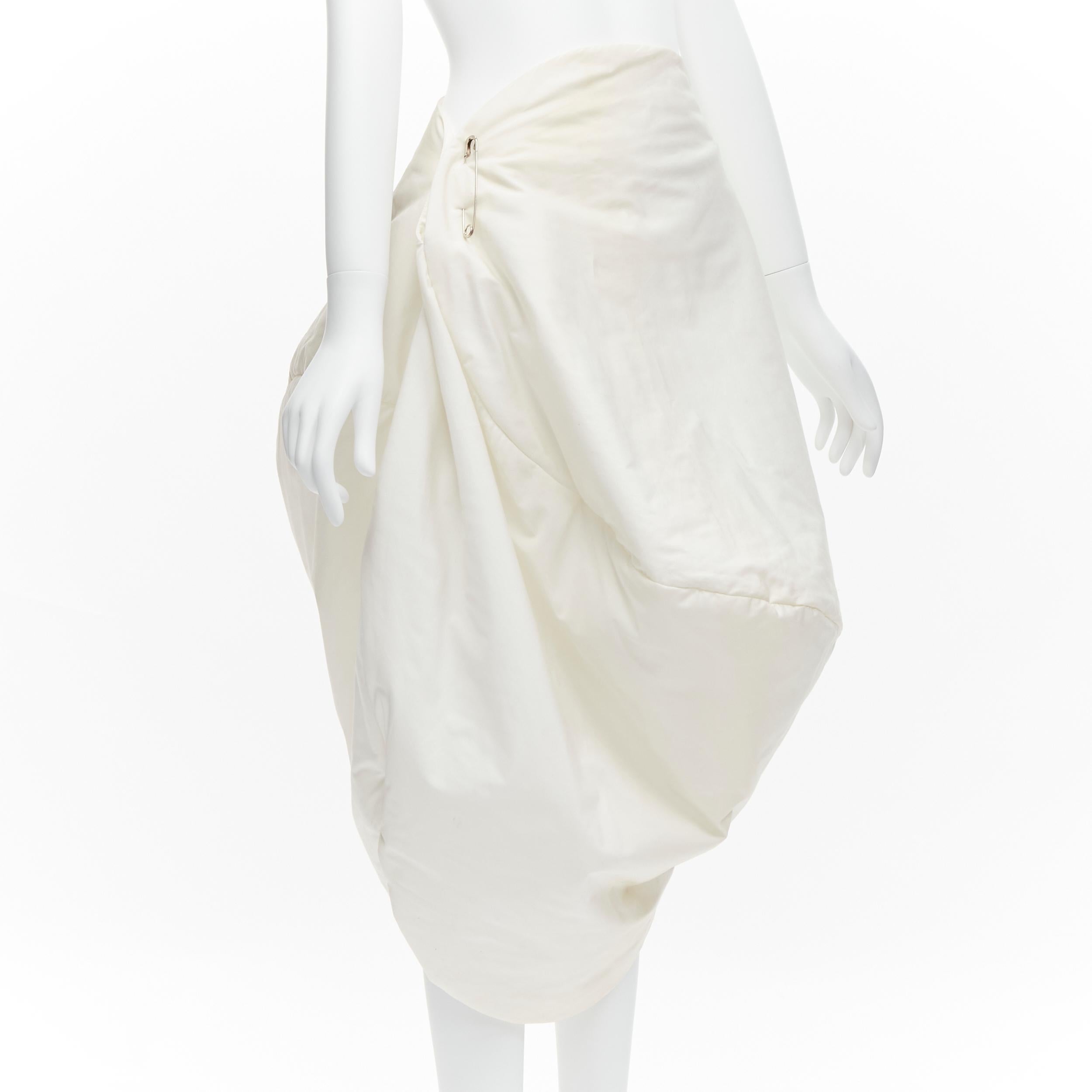 rare COMME DES GARCONS 1997 Runway Lumps Bumps 3D white cotton bubble skirt M
Reference: CRTI/A00761
Brand: Comme Des Garcons
Designer: Rei Kawakubo
Collection: 1997 Lumps and Bumps - Runway
Material: Cotton
Color: White
Pattern: Solid
Closure: