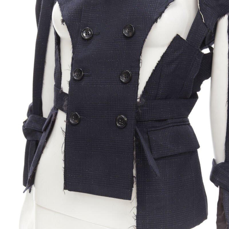 COMME DES GARCONS Veste de défilé déconstruite bleu marine « Bad Taste » 2008 rare  S
Référence : TGAS/C01417
Marque : Comme Des Garcons
Designer : Rei Kawakubo
Collectional : Automne-Hiver 2008 - Défilé
MATERIAL : Laine, polyester
Couleur :