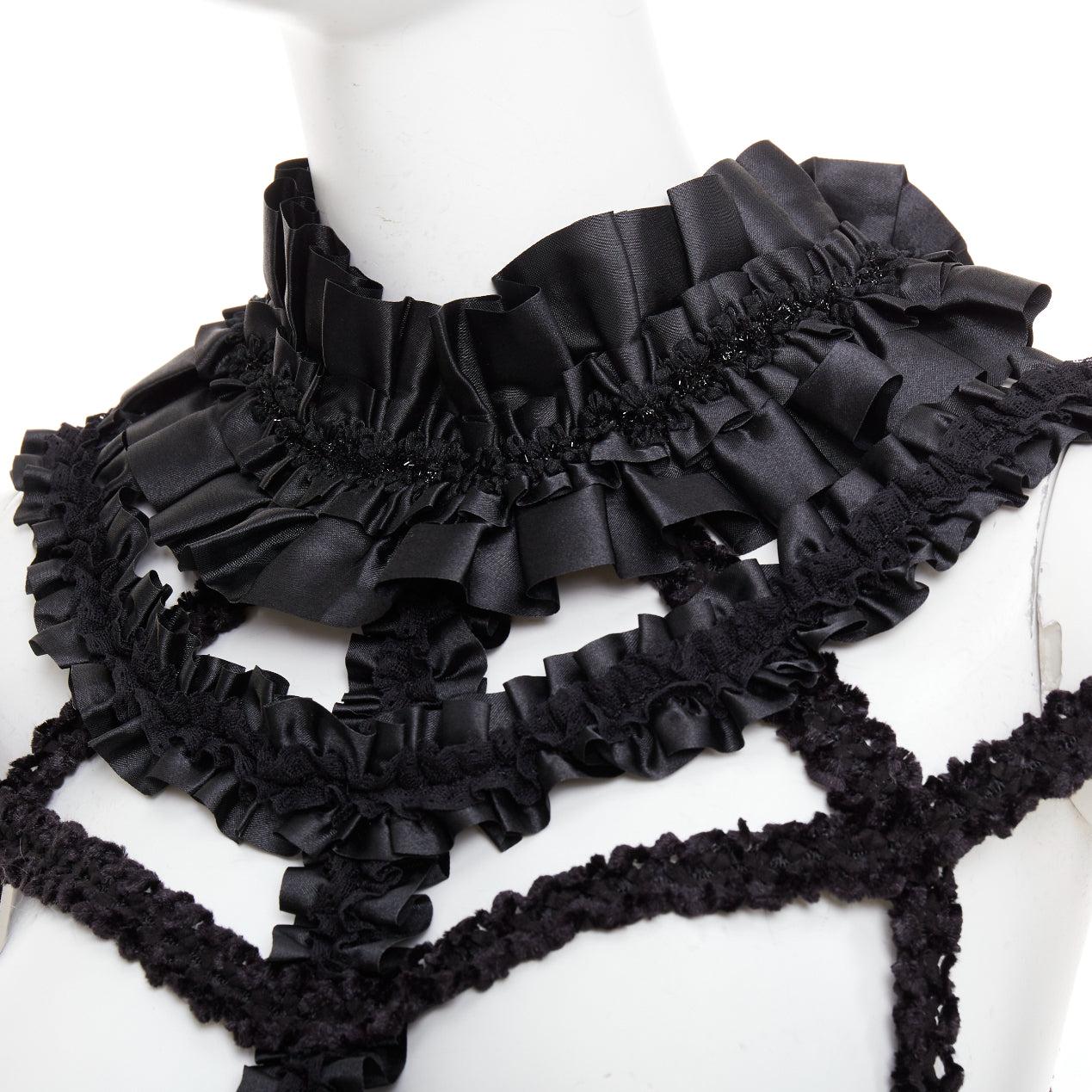 Raro COMME DES GARCONS 2008 Runway Bad Taste abito trench nero con volant e gabbia M. I. in vendita 3