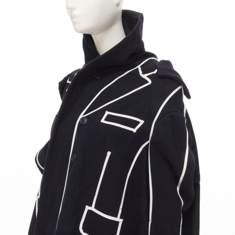 raro COMME DES GARCONS 2009 Runway nero bianco tromp loeil piping trench coat XS
Riferimento: CRTI/A00685
Marchio: Comme Des Garcons
Designer: Rei Kawakubo
Collezione: 2009 - Passerella
Materiale: Lana, misto
Colore: Nero, Bianco
Modello: