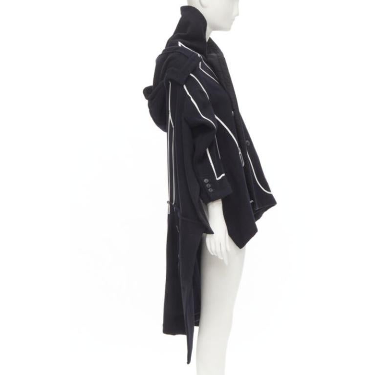 Nero raro COMME DES GARCONS 2009 Runway nero bianco tromp loeil piping trench coat XS in vendita