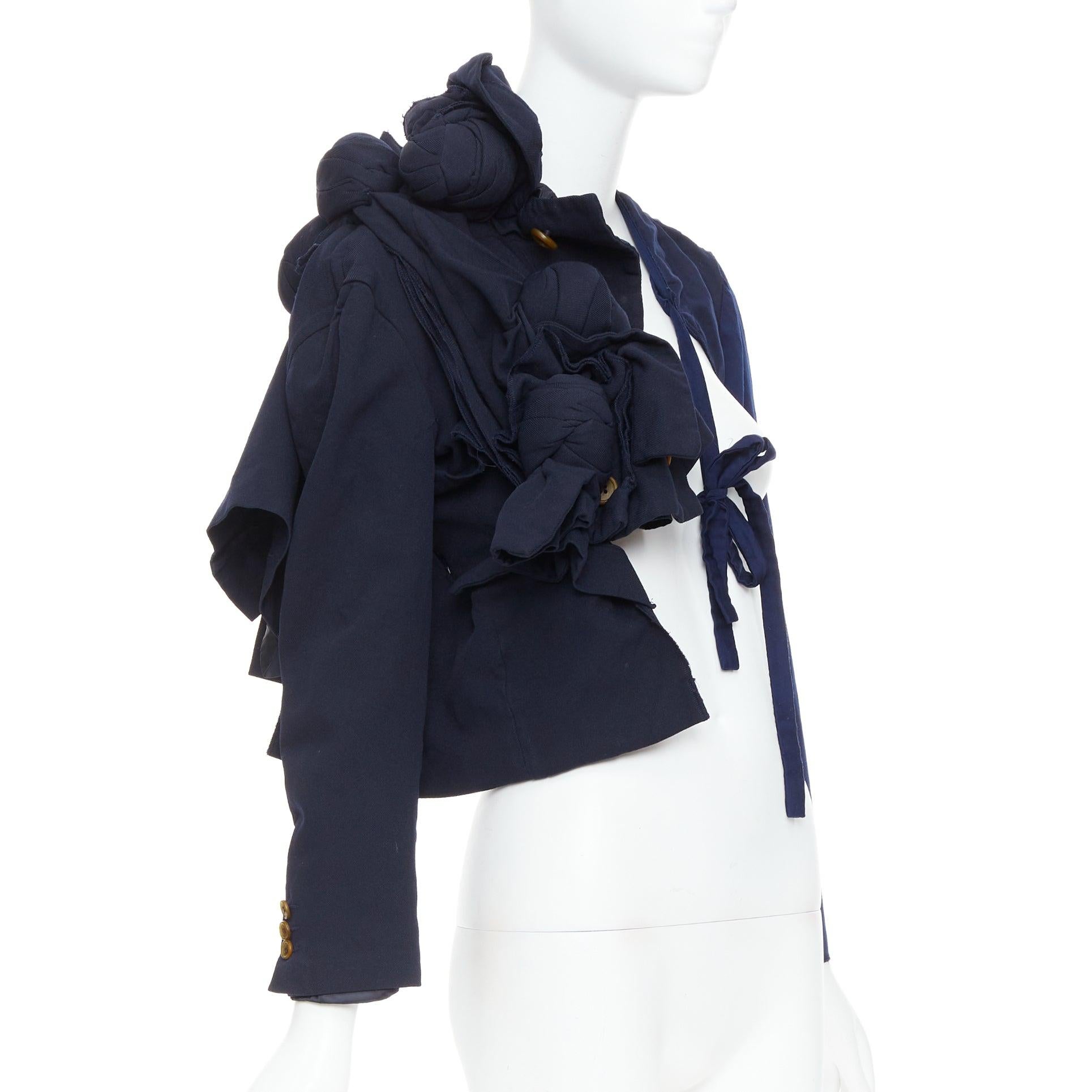 raro COMME DES GARCONS 2011 Giacca a mezza cravatta destrutturata con nodo twist della passerella S
Riferimento: TGAS/E00632
Marchio: Comme Des Garcons
Designer: Rei Kawakubo
Collezione: 2011 - Passerella
Materiale: Poliestere, seta
Colore: blu,