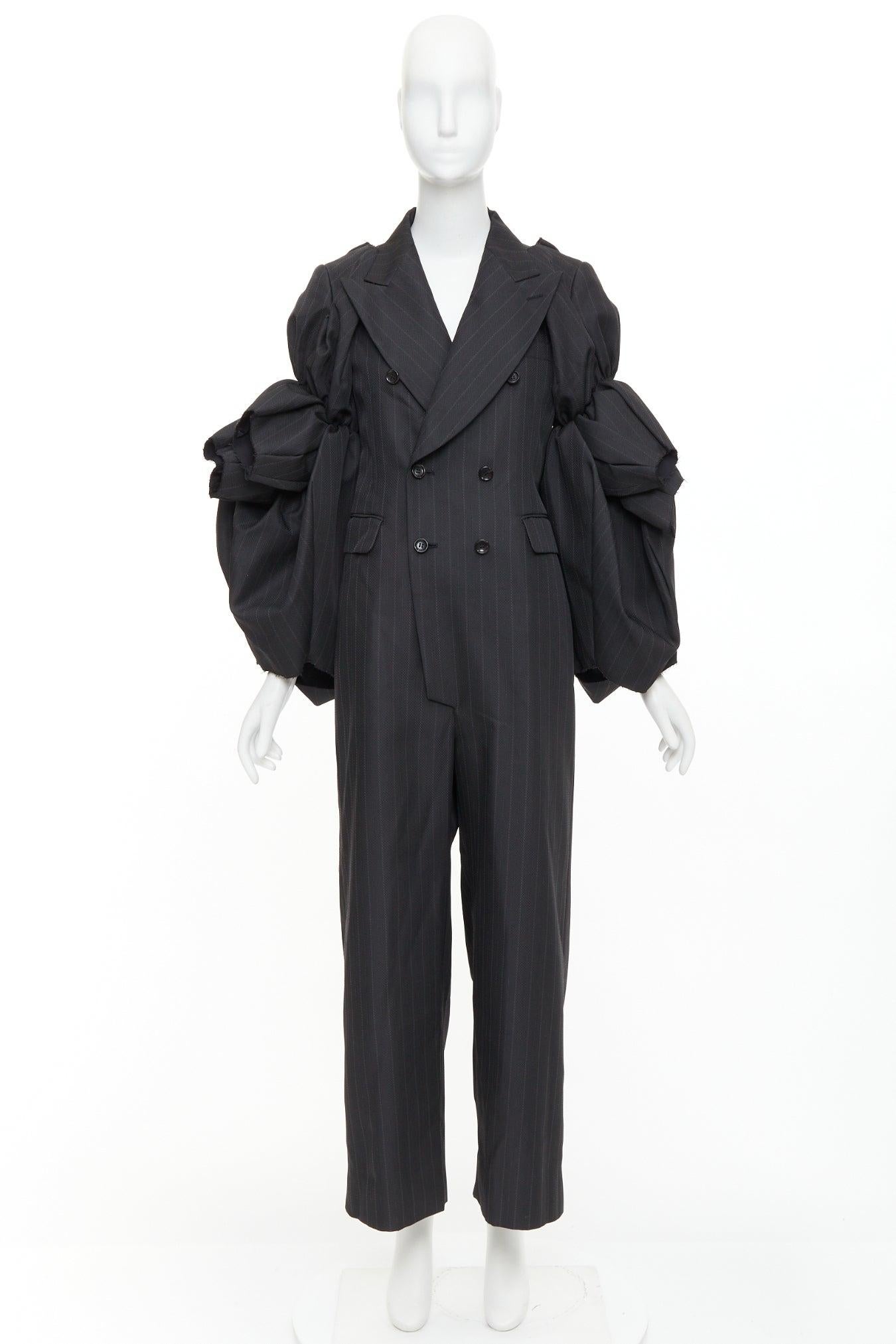 Rare COMME DES GARCONS 2013 gris à rayures 3D manches volantées blazer combinaison S
Référence : CYTY/A00009
Marque : Comme Des Garcons
Designer : Rei Kawakubo
Collectional : Automne 2013 - Un design similaire sur le podium
Matériau :