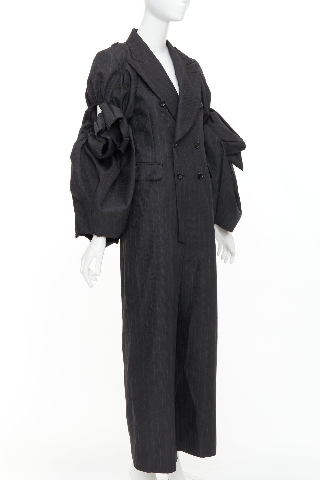 Noir Rare COMME DES GARCONS 2013 gris à rayures 3D manches volantées blazer combinaison S en vente