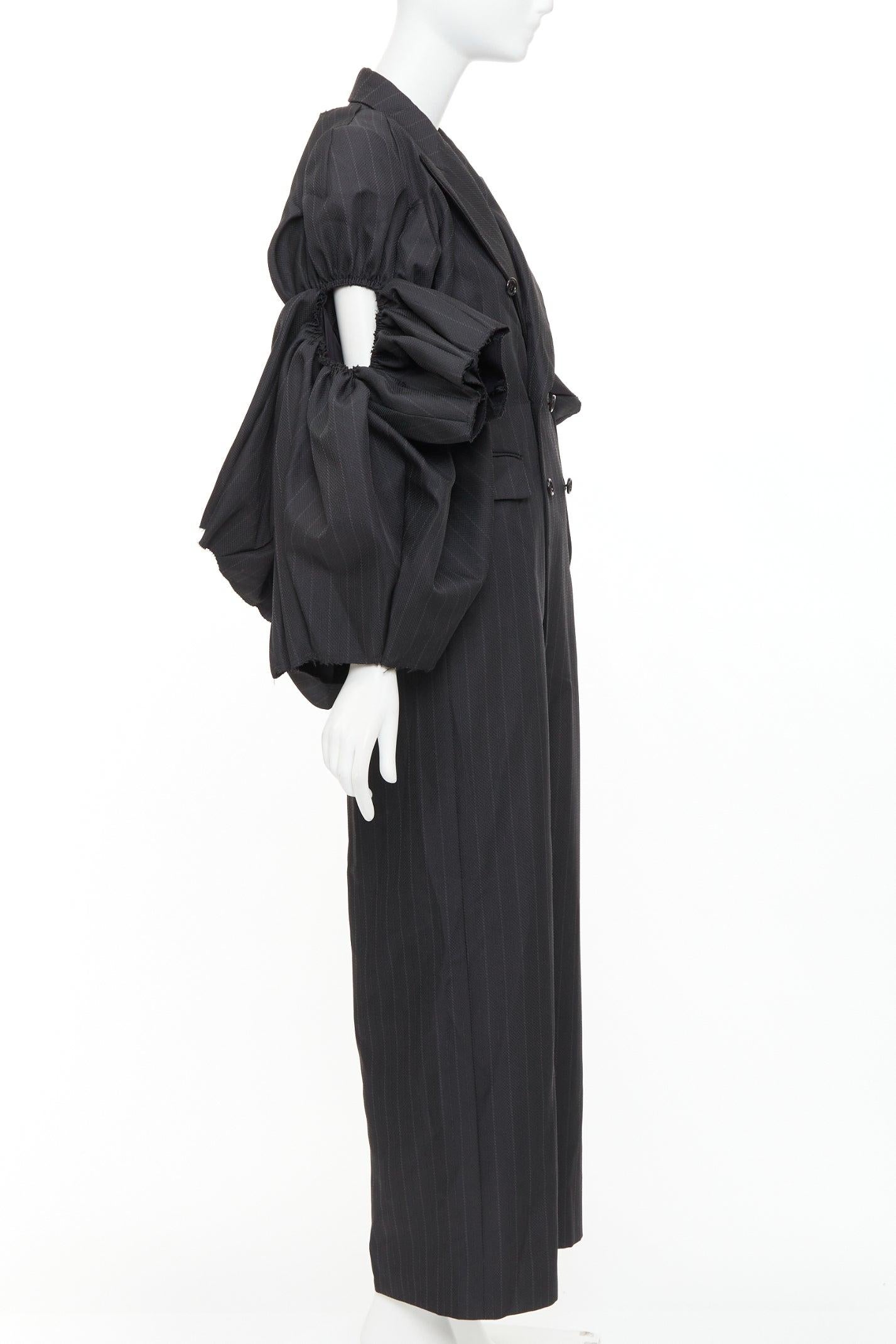 Rare COMME DES GARCONS 2013 gris à rayures 3D manches volantées blazer combinaison S Neuf - En vente à Hong Kong, NT