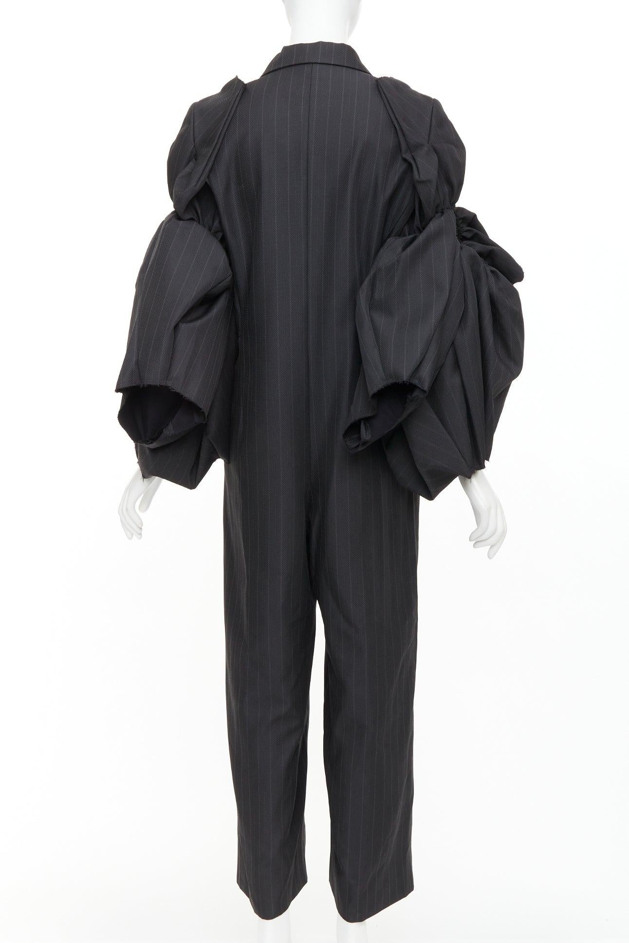 Rare COMME DES GARCONS 2013 gris à rayures 3D manches volantées blazer combinaison S Pour femmes en vente