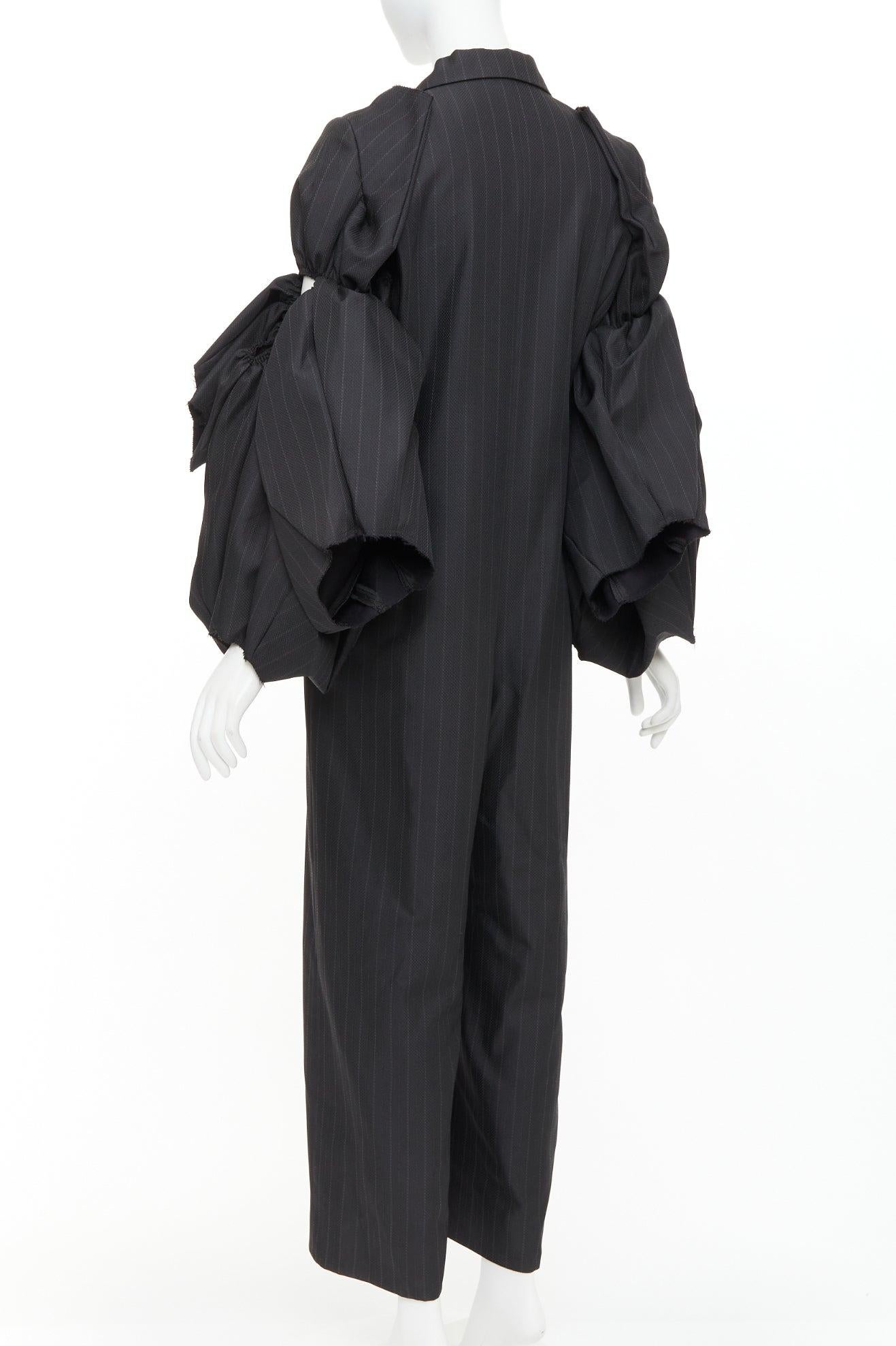 Rare COMME DES GARCONS 2013 gris à rayures 3D manches volantées blazer combinaison S en vente 1