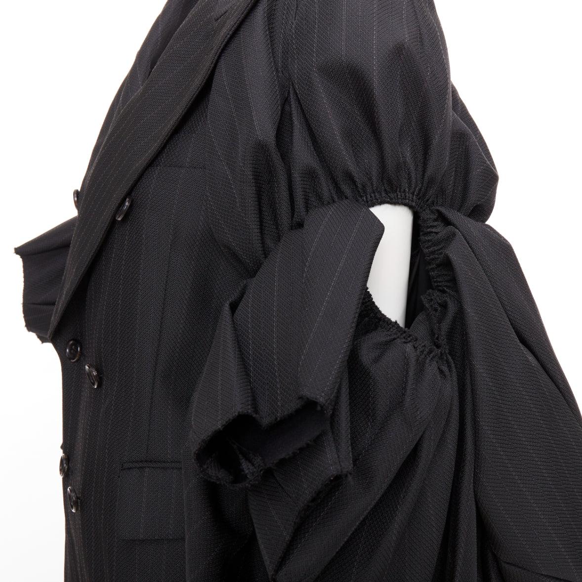 Rare COMME DES GARCONS 2013 gris à rayures 3D manches volantées blazer combinaison S en vente 2