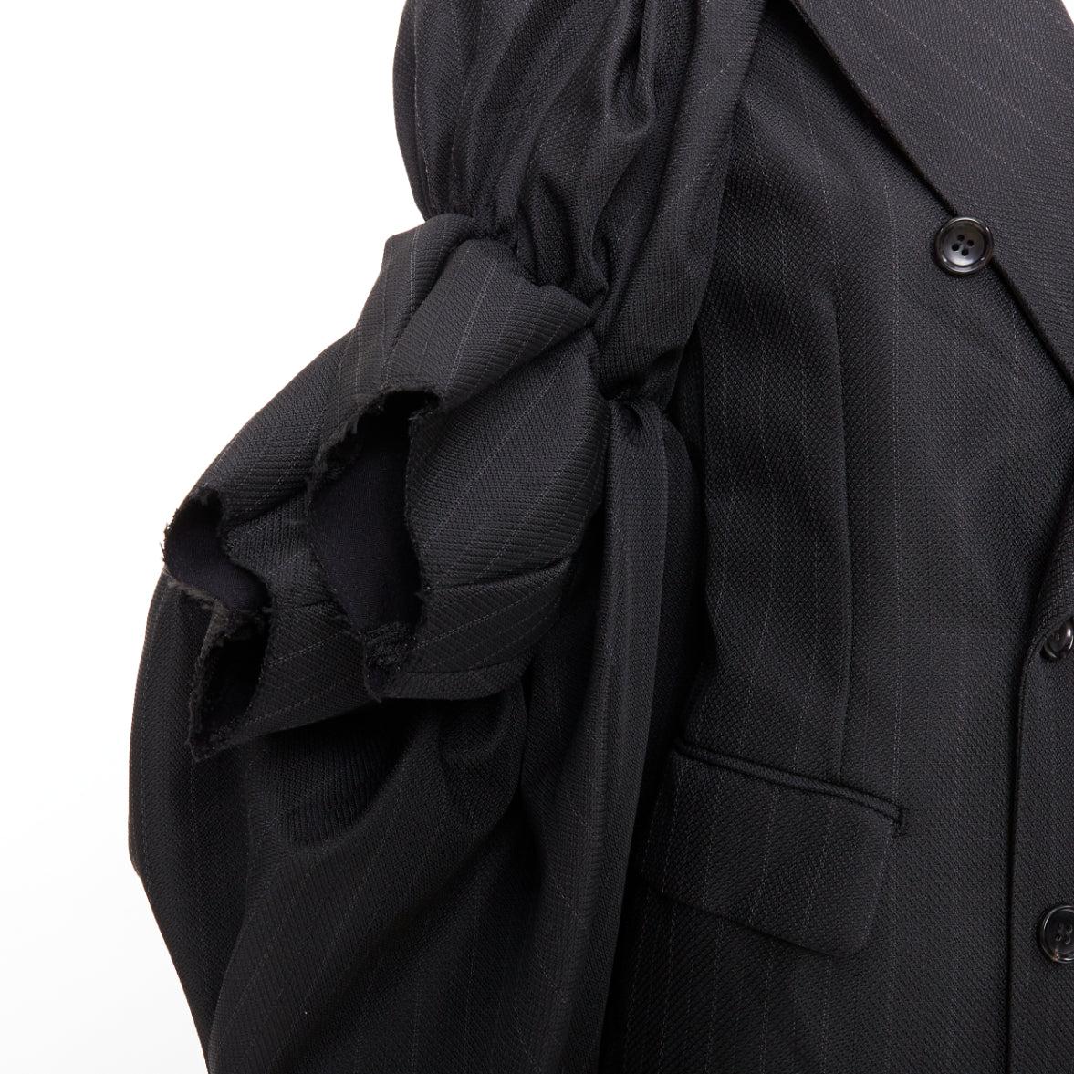 Rare COMME DES GARCONS 2013 gris à rayures 3D manches volantées blazer combinaison S en vente 4