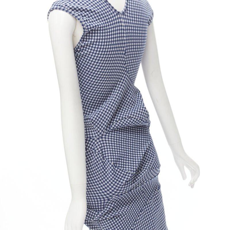 raro COMME DES GARCONS Robe De Chambre Vintage 1997 Lumps Bumps abito blu
Riferimento: CRTI/A00705
Marchio: Comme Des Garcons
Designer: Rei Kawakubo
Collezione: Primavera Estate 1997
Materiale: Poliestere, misto
Colore: blu, bianco
Modello: A
