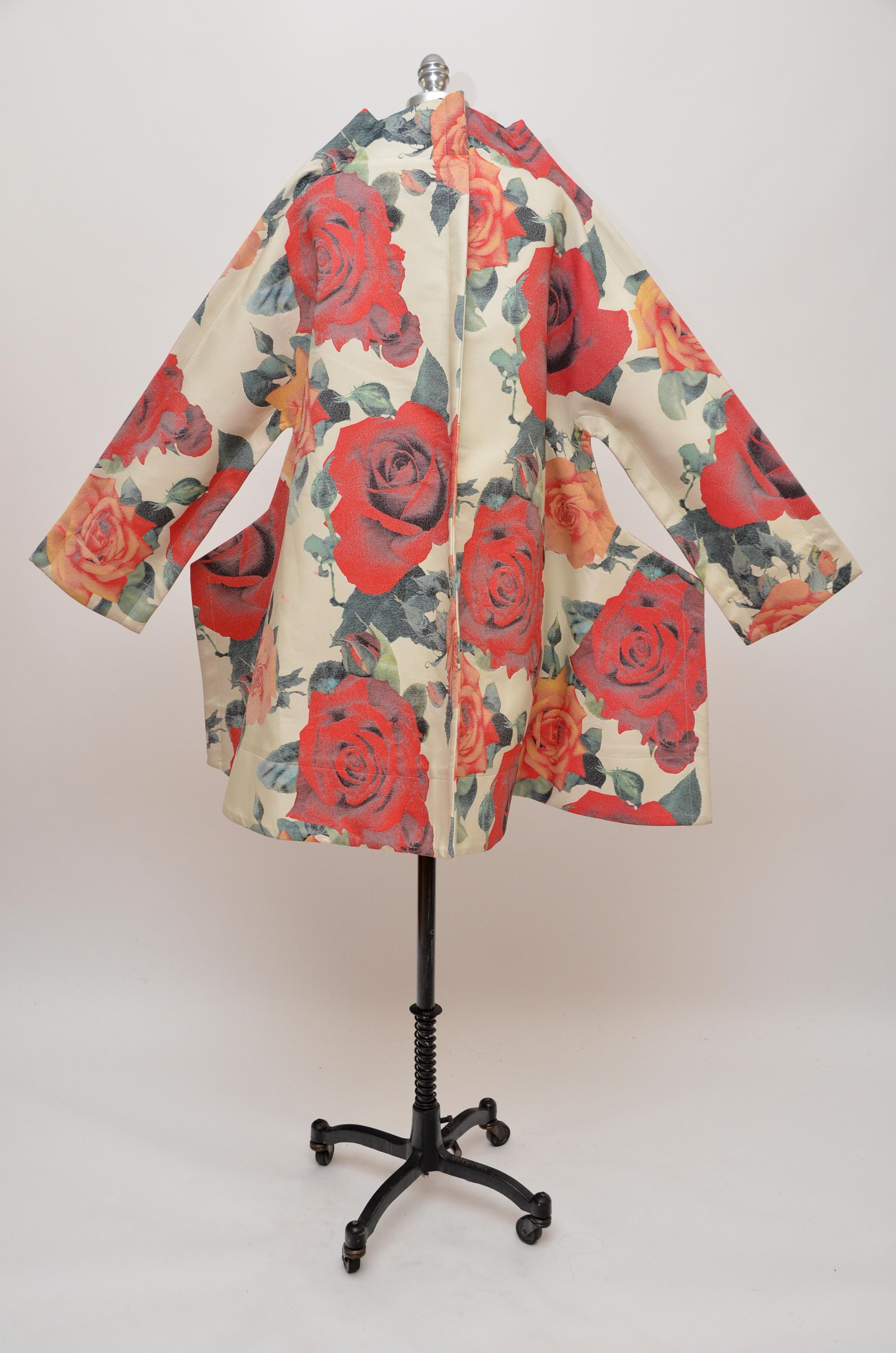 Comme Des Garcons roses print flat pack coat 2012 runway Sample.
Made in japan.
Same coat seen at Metropolitan Museum MET NY.
Condition:very good, few minor marks on fabric.Please see pictures.

FINAL SALE.
