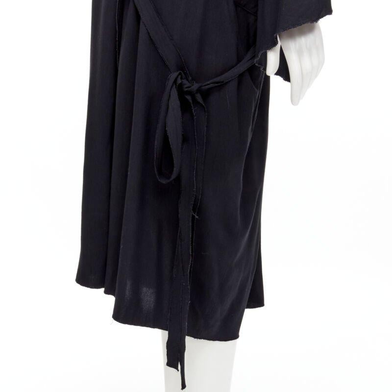 COMME DES GARCONS - Robe kimono asymétrique noire, vintage, années 1980
Référence : CRTI/A00698
Marque : Comme Des Garcons
Designer : Rei Kawakubo
Collectional : 1980s
MATERIAL : Rayon
Couleur : Noir
Motif : Solide
Fermeture : Attache