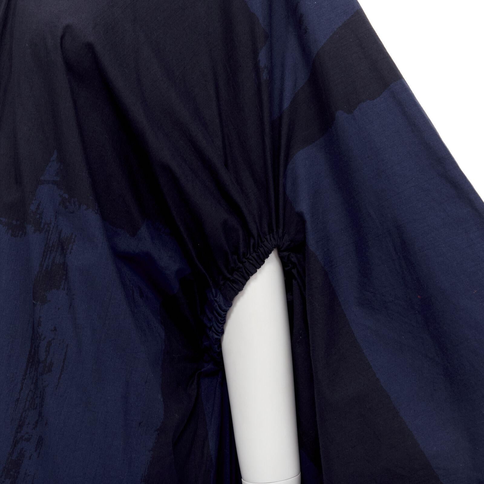 rare COMME DES GARCONS Vintage 1980's blue brushstroke angular trapeze dress
Reference: CRTI/A00696
Brand: Comme Des Garcons
Designer: Rei Kawakubo
Collection: 1980s
Material: Feels like cotton
Color: Navy, Black
Pattern: Abstract
Closure: