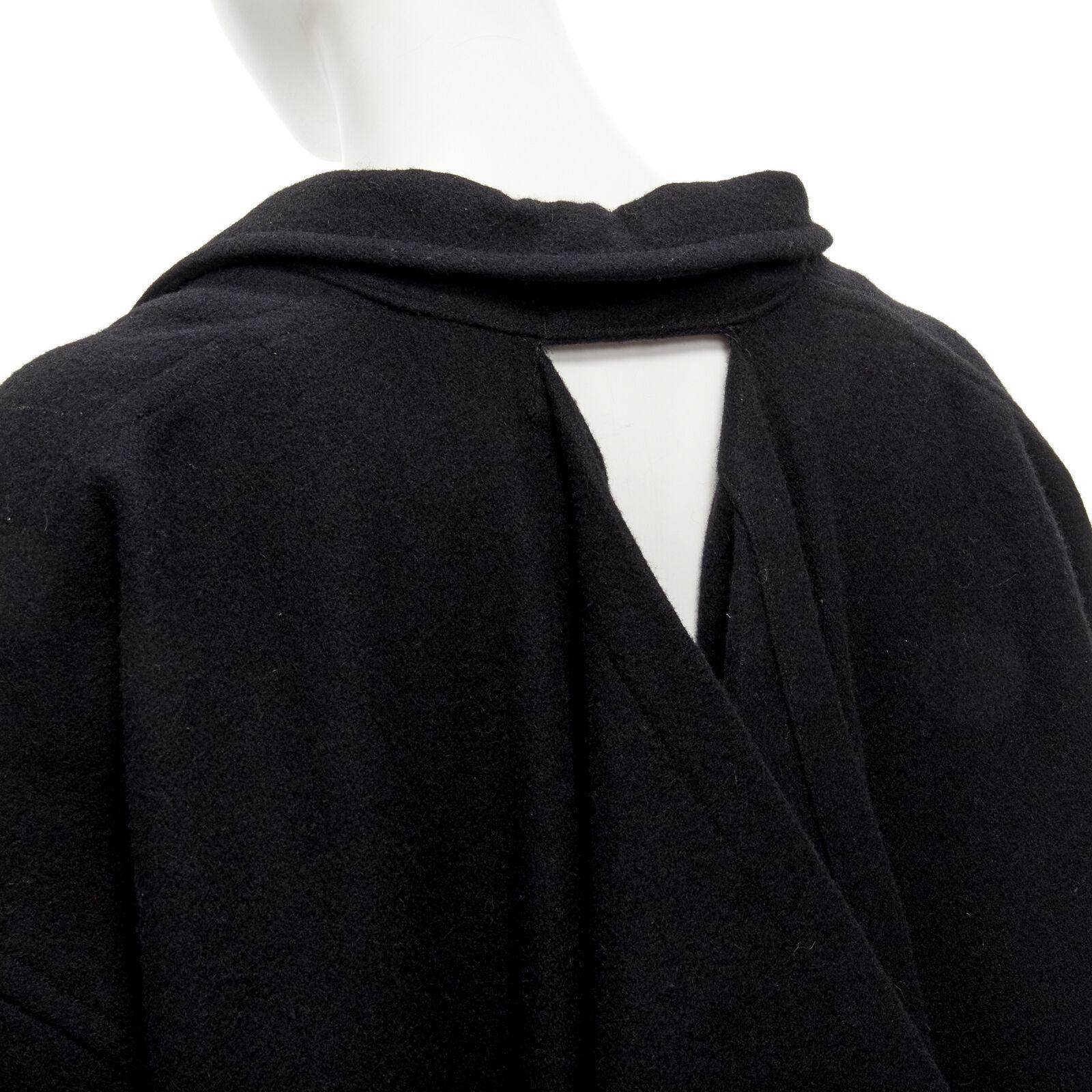rare COMME DES GARCONS Vintage 1980's Dinosaur jagged cut out draped coat M
Reference: CRTI/A00697
Brand: Comme Des Garcons
Designer: Rei Kawakubo
Collection: 1980s - Runway
Material: Feels like wool
Color: Black
Pattern: Solid
Closure: Button
Extra