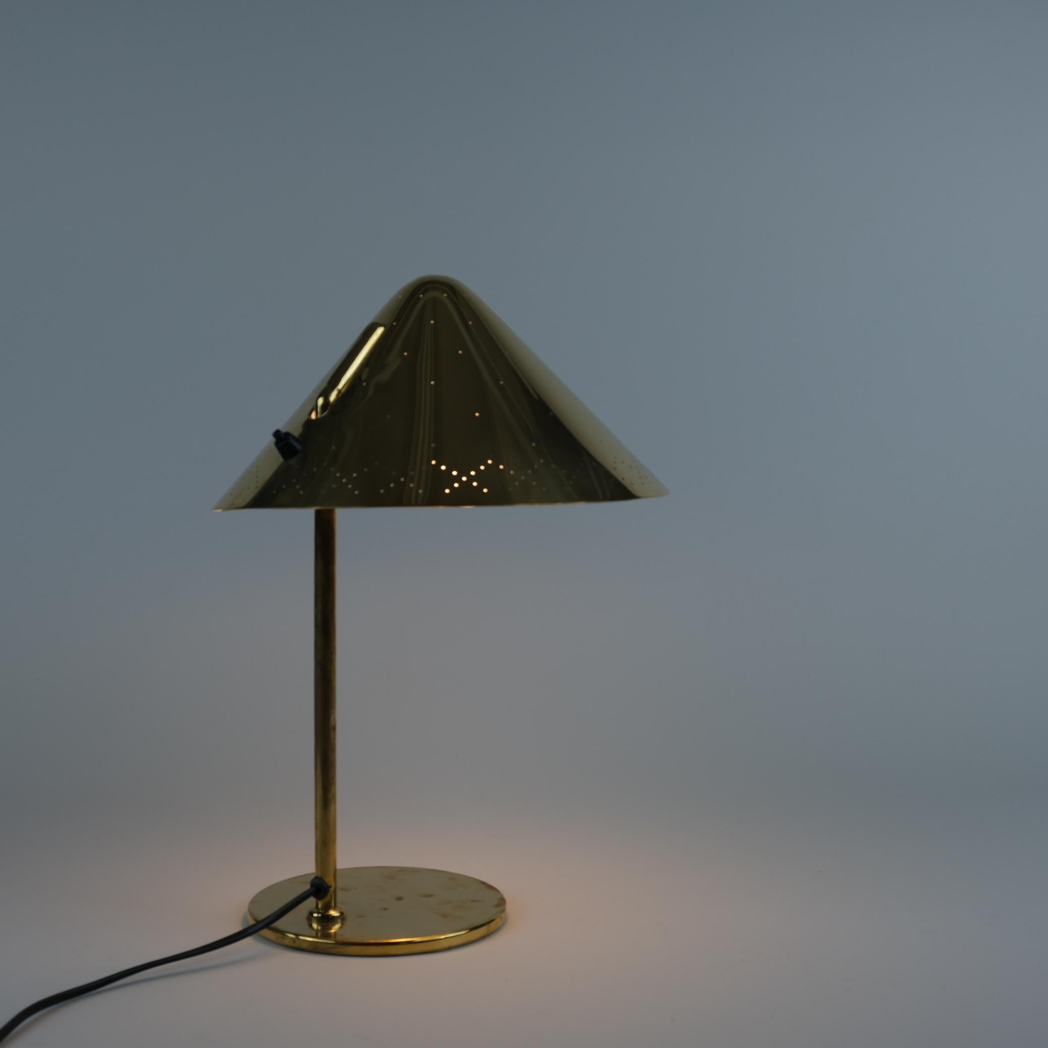Seltene in Auftrag gegebene Paavo Tynell Tischlampe aus perforiertem Messing, Taito Oy, 1950er Jahre (Skandinavische Moderne) im Angebot