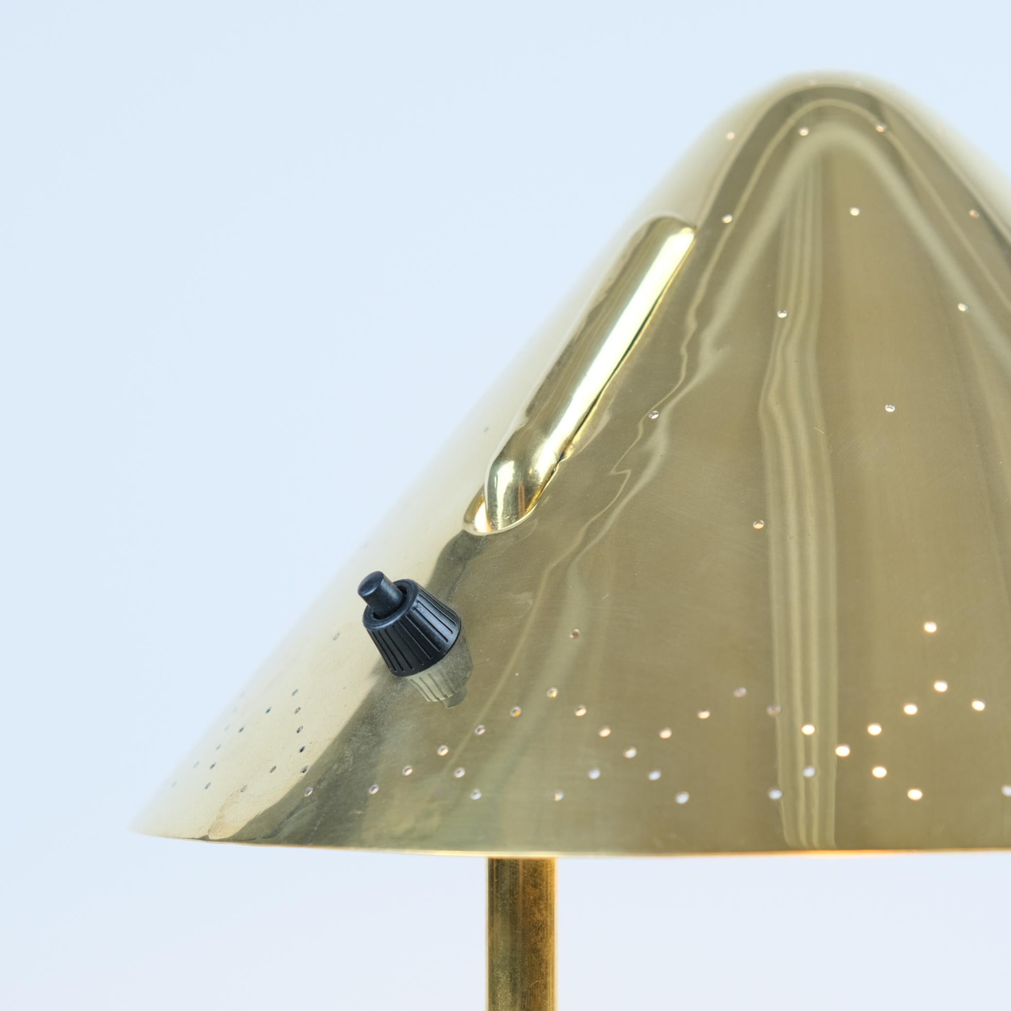 Seltene in Auftrag gegebene Paavo Tynell Tischlampe aus perforiertem Messing, Taito Oy, 1950er Jahre (Finnisch) im Angebot