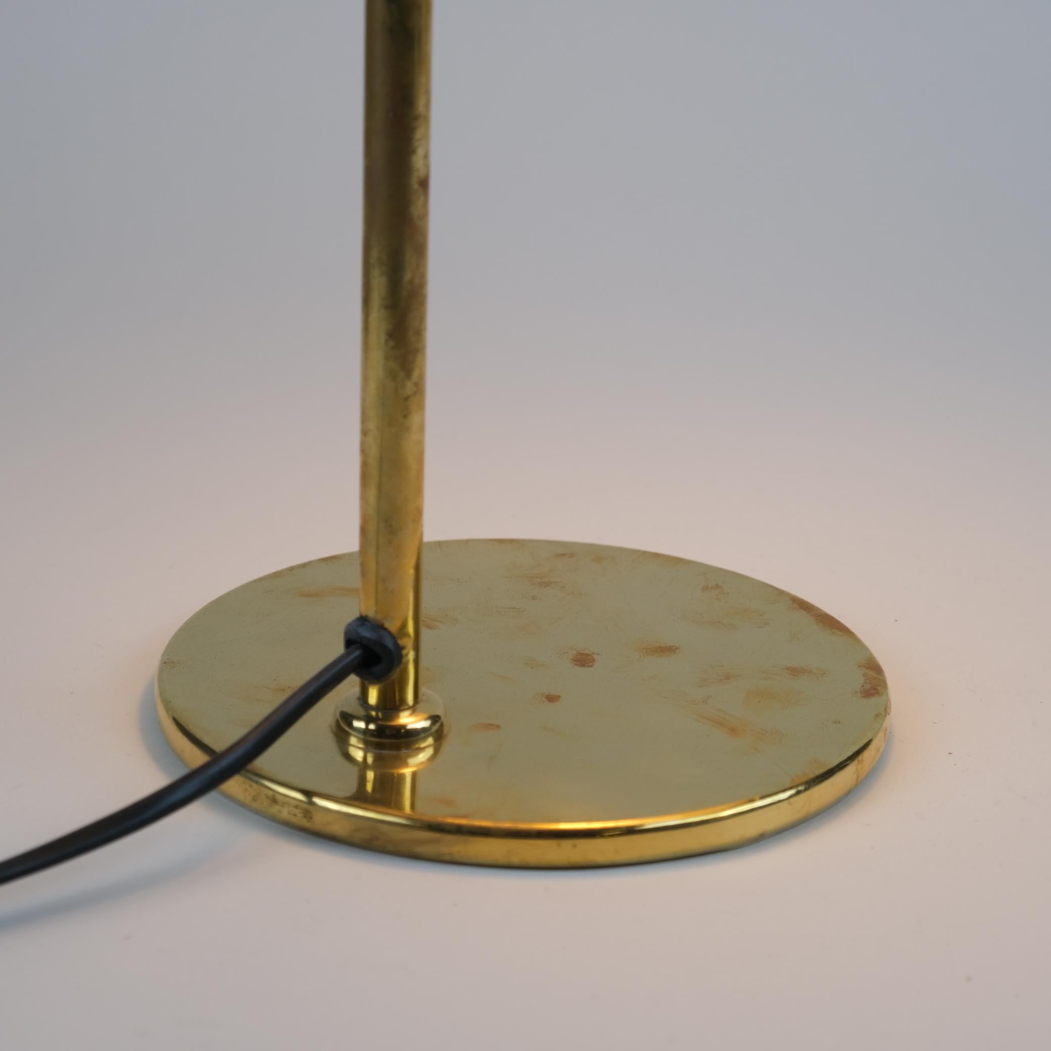 Seltene in Auftrag gegebene Paavo Tynell Tischlampe aus perforiertem Messing, Taito Oy, 1950er Jahre im Zustand „Gut“ im Angebot in Helsinki, FI