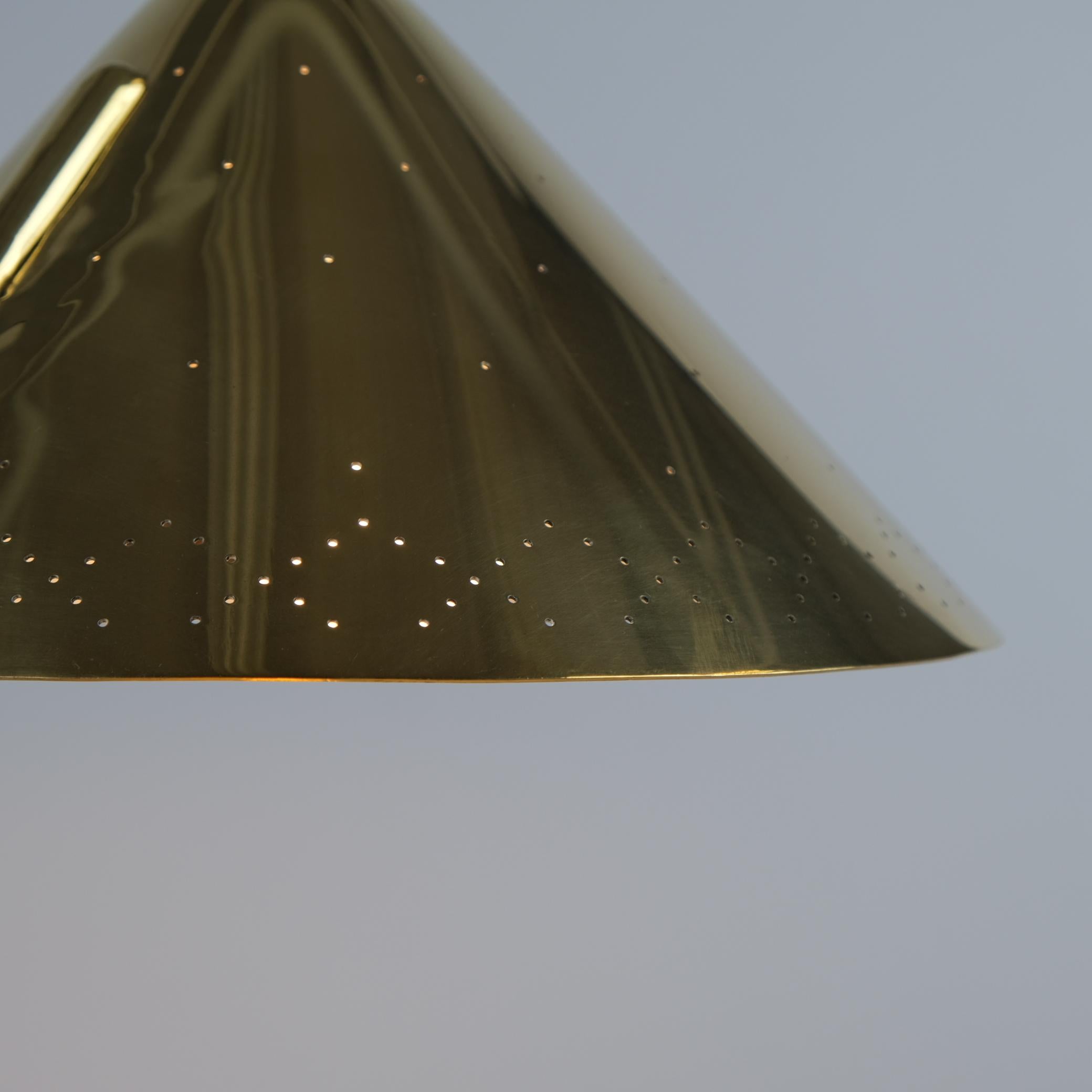 Seltene in Auftrag gegebene Paavo Tynell Tischlampe aus perforiertem Messing, Taito Oy, 1950er Jahre (Mitte des 20. Jahrhunderts) im Angebot