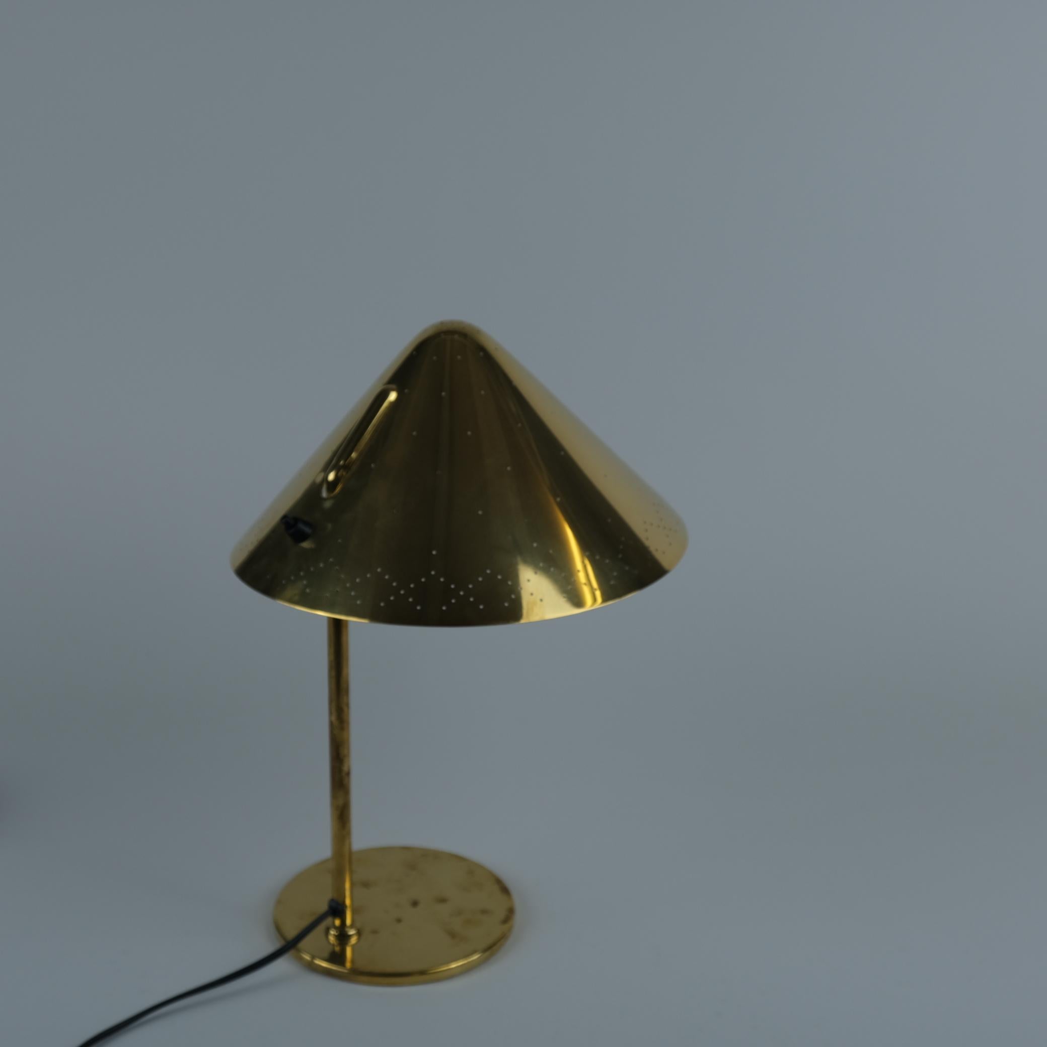 Seltene in Auftrag gegebene Paavo Tynell Tischlampe aus perforiertem Messing, Taito Oy, 1950er Jahre im Angebot 2