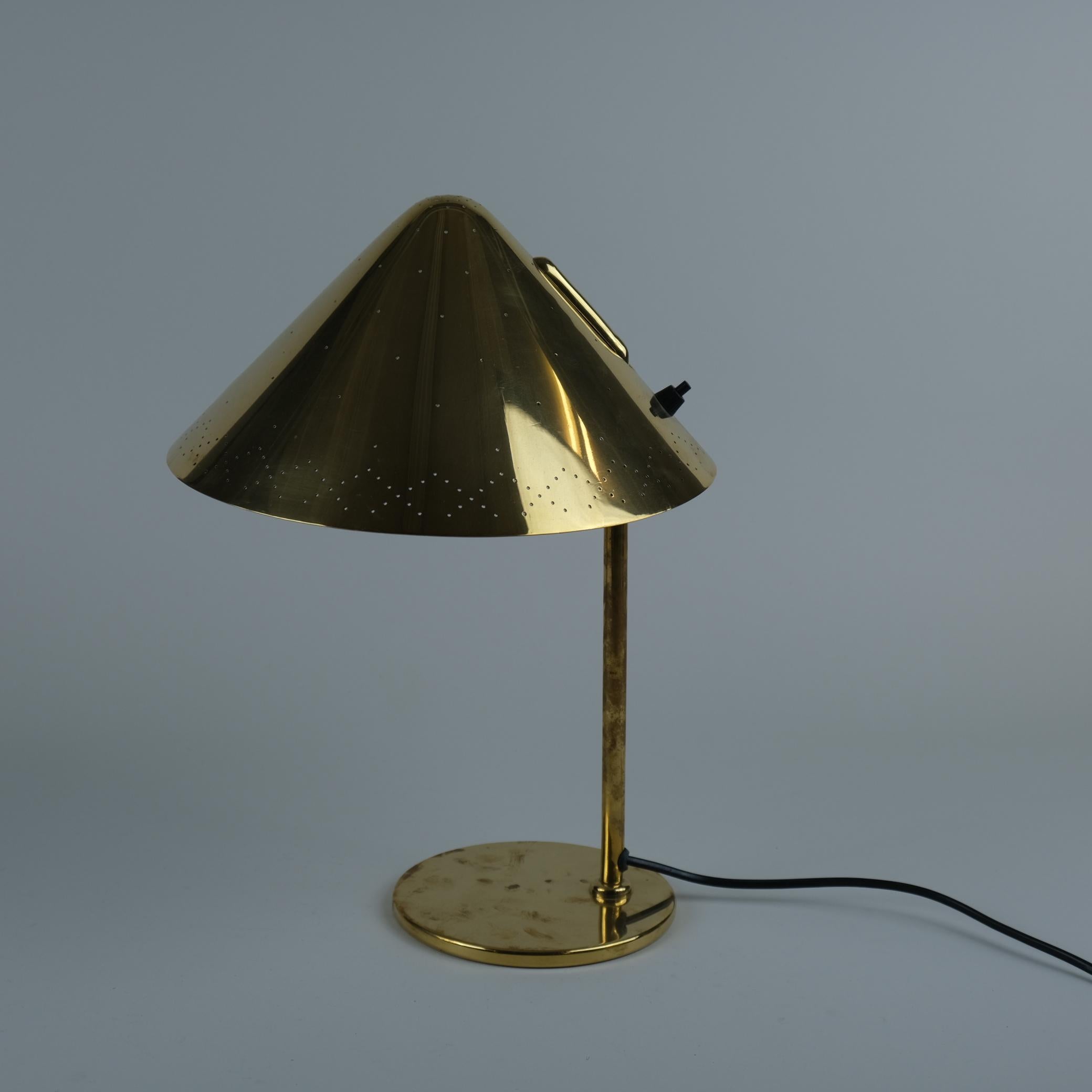 Seltene in Auftrag gegebene Paavo Tynell Tischlampe aus perforiertem Messing, Taito Oy, 1950er Jahre im Angebot 3