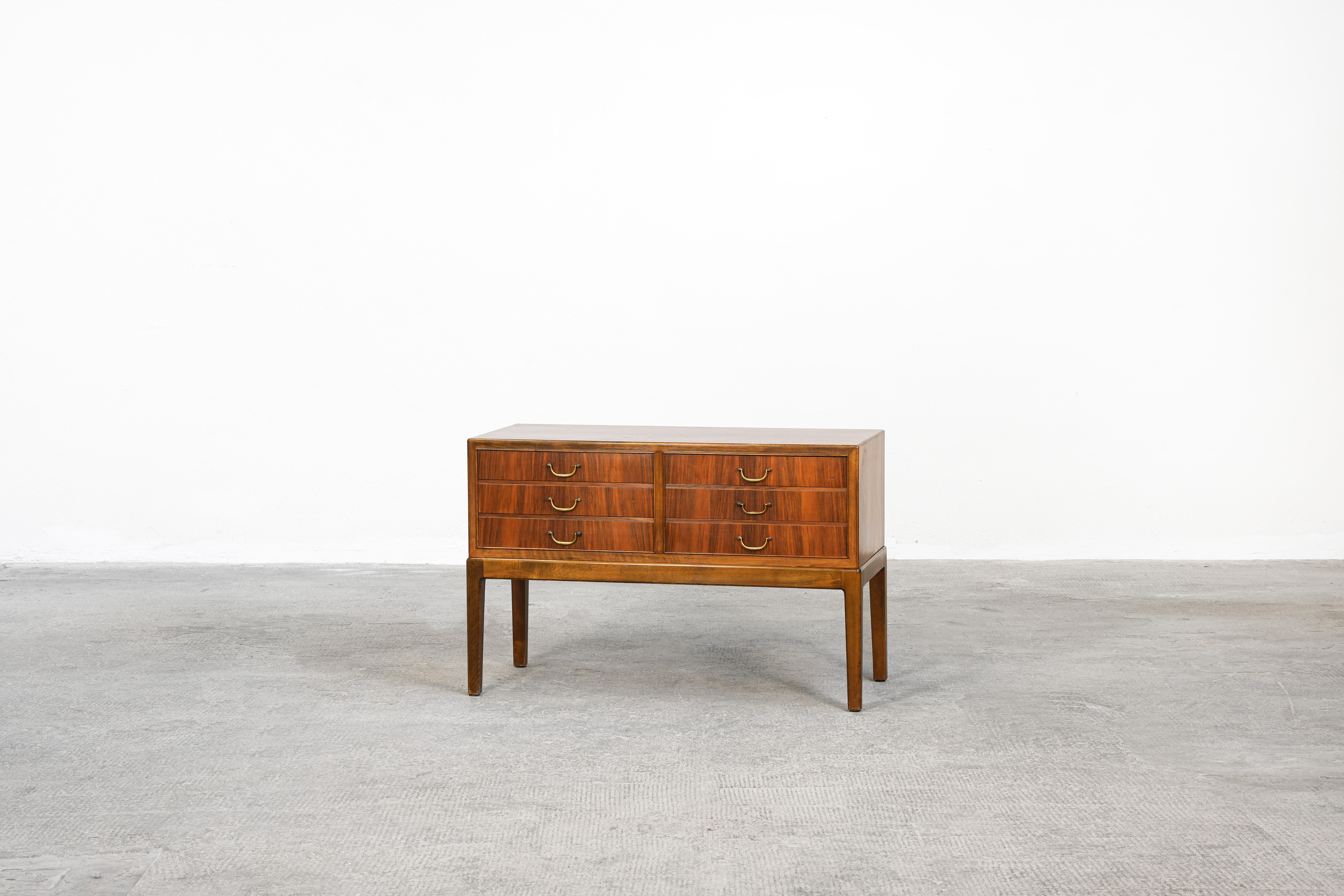Rare Commode in Walnut by Ole Wanscher Made in Denmark in the 1940s In Good Condition For Sale In Berlin, DE