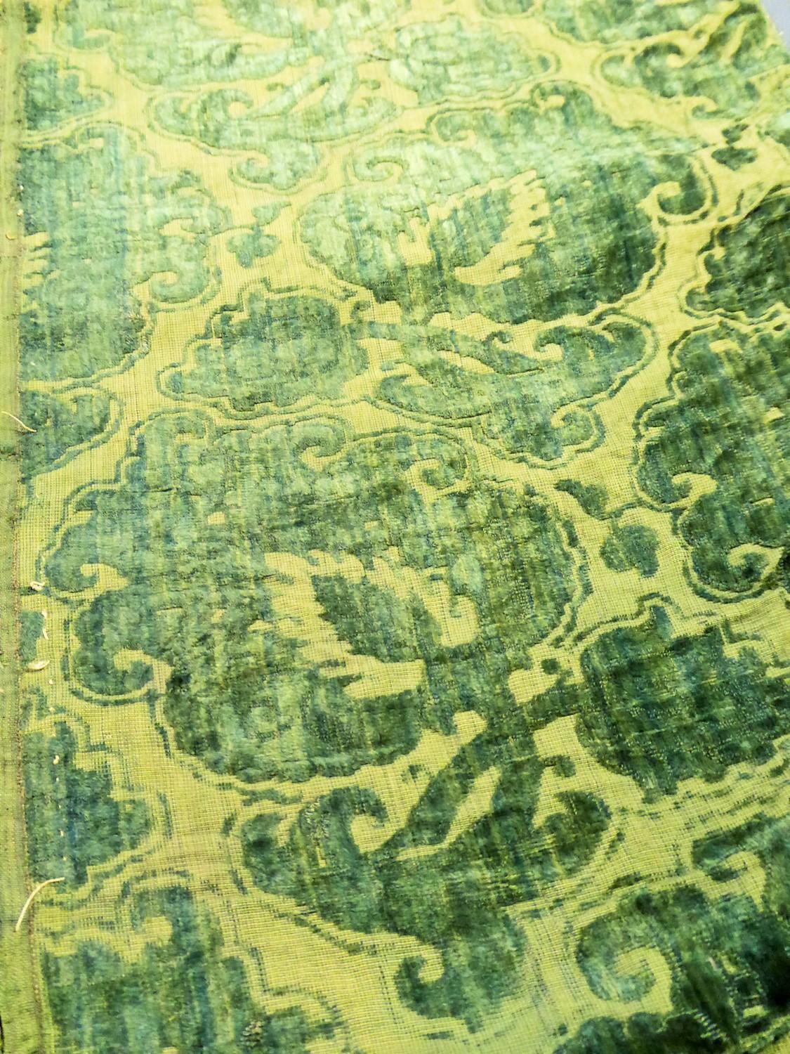 Rare Complete Chasuble in Chiseled Cut Velvet - Italy Late 16th Century For Sale 6