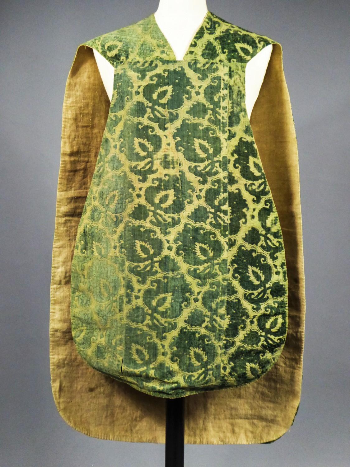 Rare Complete Chasuble in Chiseled Cut Velvet - Italy Late 16th Century For Sale 10