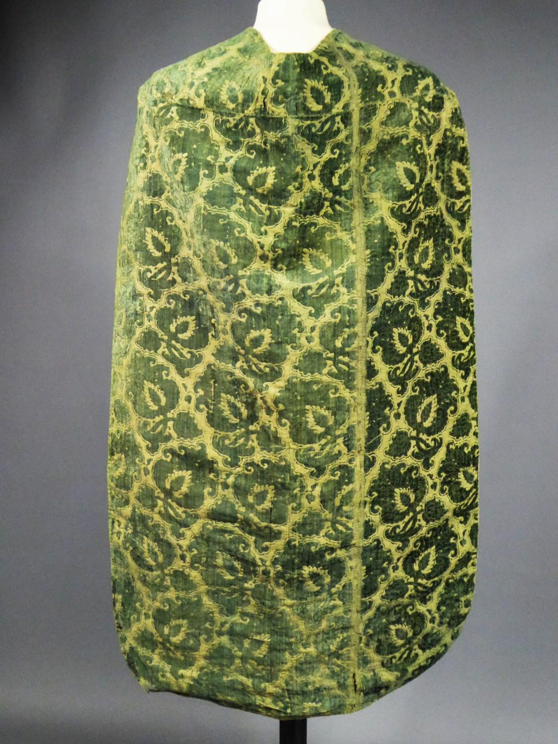 Rare Complete Chasuble in Chiseled Cut Velvet - Italy Late 16th Century For Sale 11