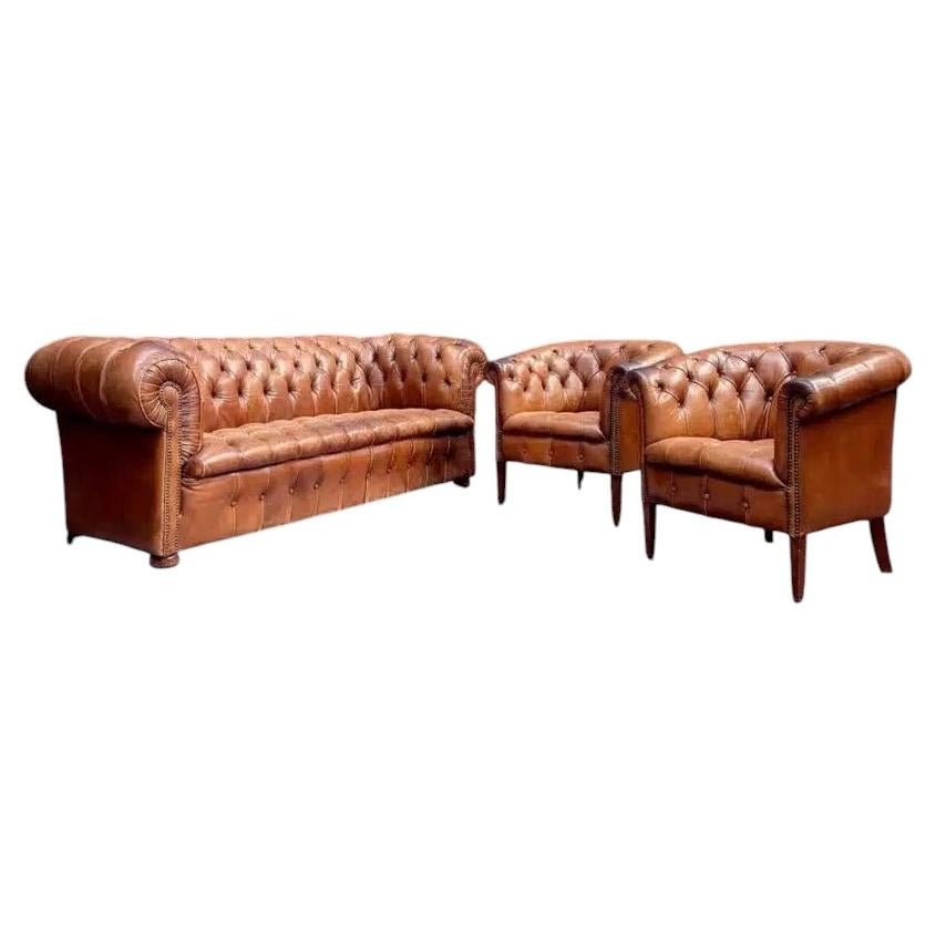 Ensemble de salon Chesterfield rare, complet, en cuir couleur cognac, composé de trois éléments en vente