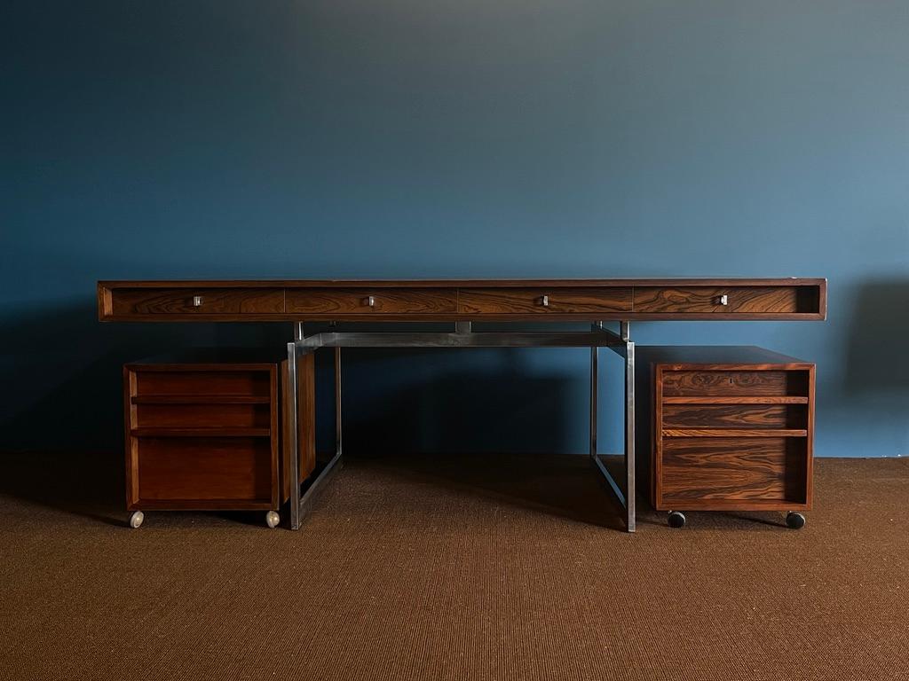 Una suite direzionale Model 901 eccezionalmente rara e completa dell'architetto e designer danese Bodil Kjær, prodotta da E. Pedersen & Søn in Danimarca nel 1959. Questo set comprende la grande scrivania indipendente, i moduli a due cassetti e la