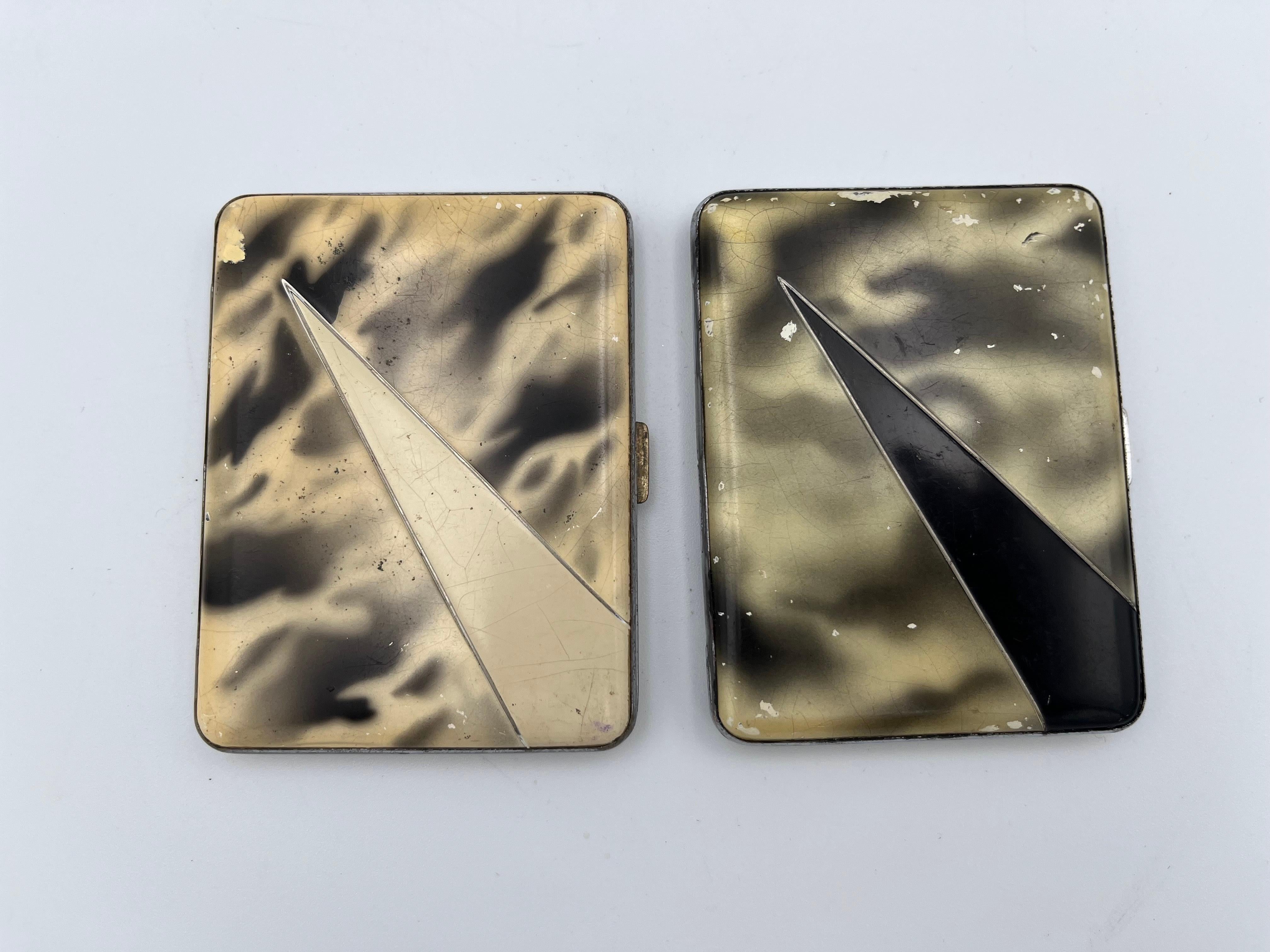 Rare 1920s Art Deco Evans Case Co. Complimentary Pair of Cigarette Cases

A highly unusual and collectible pair of 1920s Art Deco cigarette cases by the celebrated Evans Case Company of Attleboro, Massachusetts. Known for their beautifully