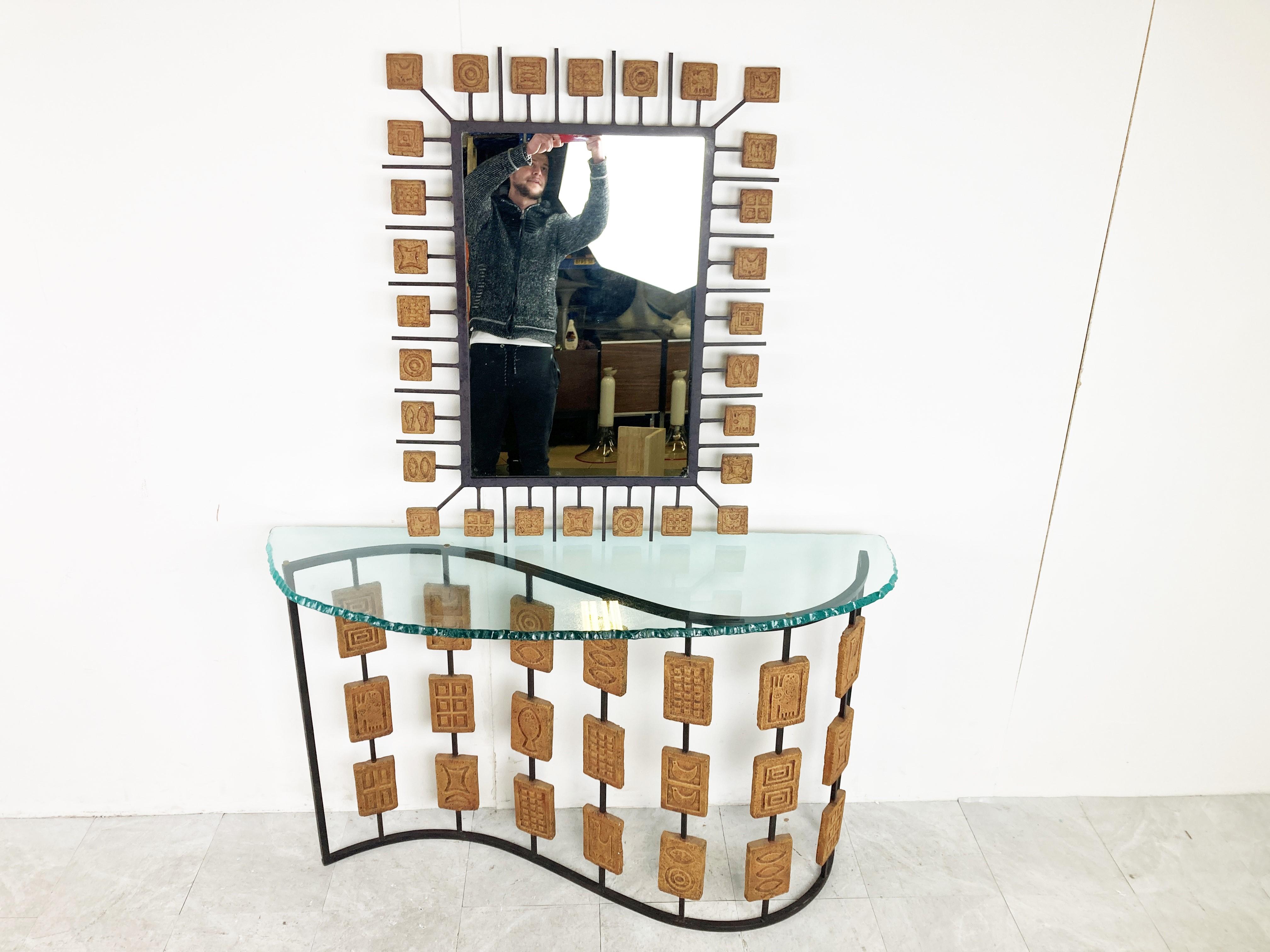 Très rare console de style brutaliste avec miroir de Mario Giani.

La console présente des pierres en terre cuite décorées en carré et un cadre en acier noir. Le plateau de la table est également très unique.

Un design remarquable.

Très bon