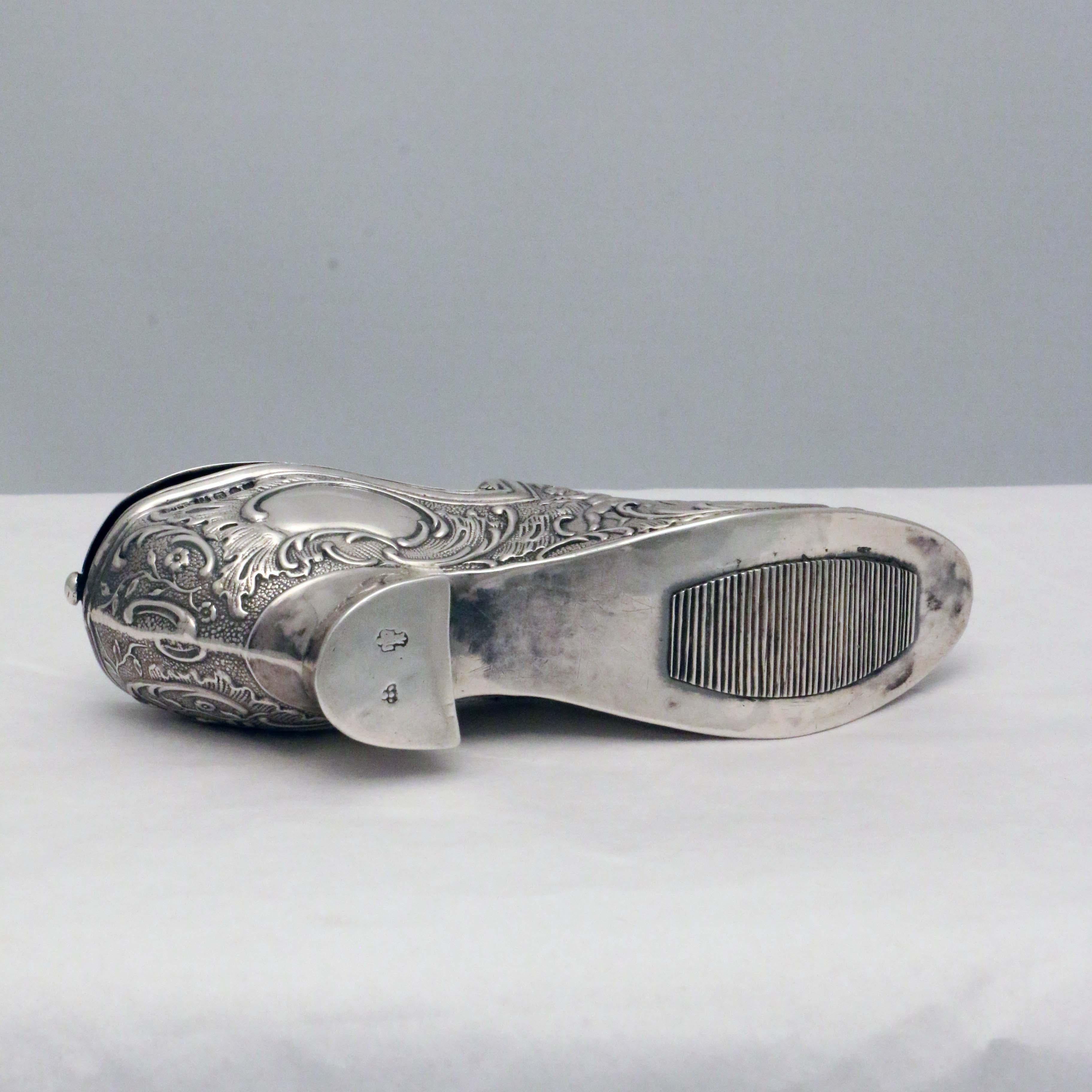 Estuche Continental Sterling Vesta Modelado como un Zapato Fines del siglo XIX en venta